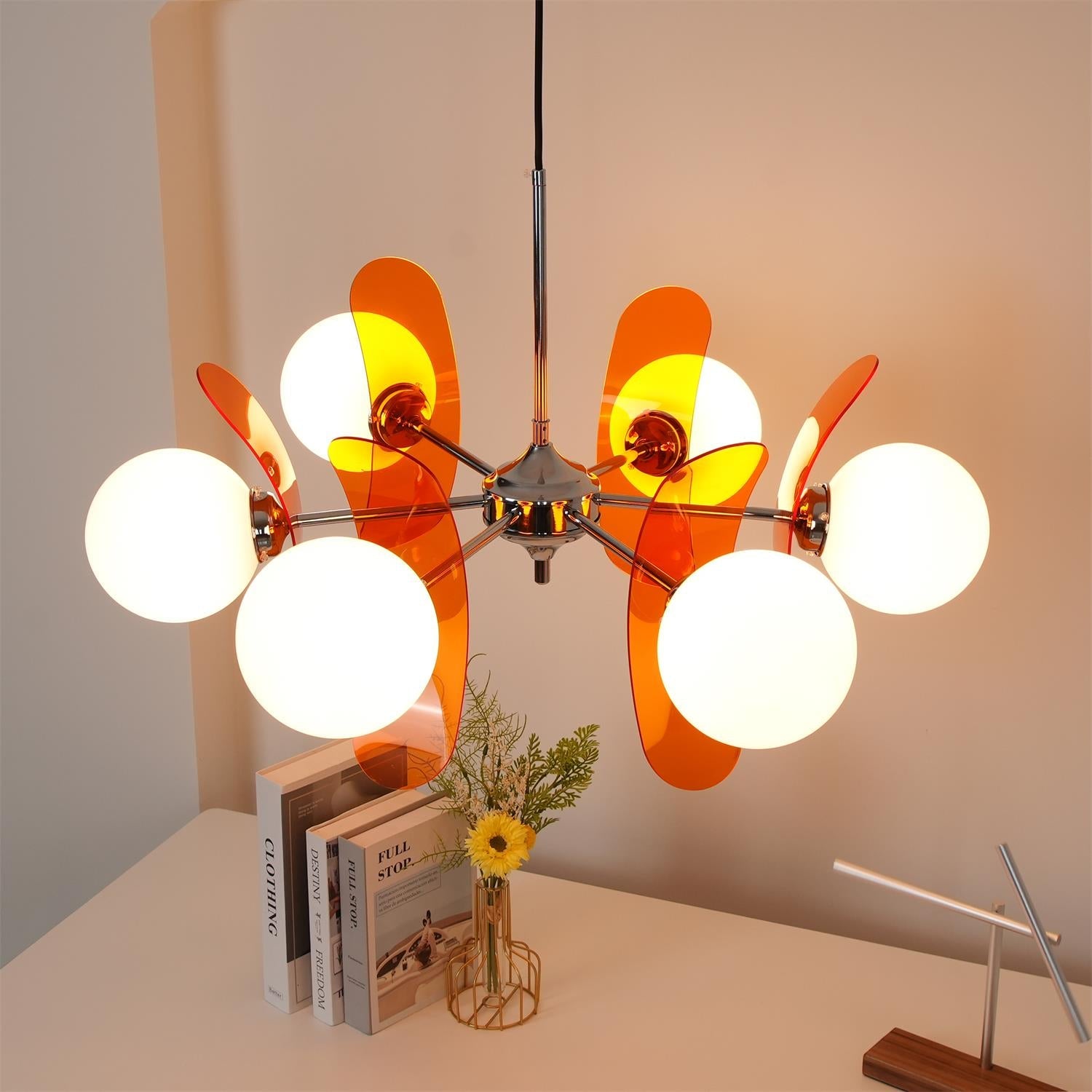 Moderne Sputnik Kroonluchter met Gekleurde Acryl Elementen en Witte Glazen Bollen – Design Hanglamp Meerdere Lichtpunten | Sansoti