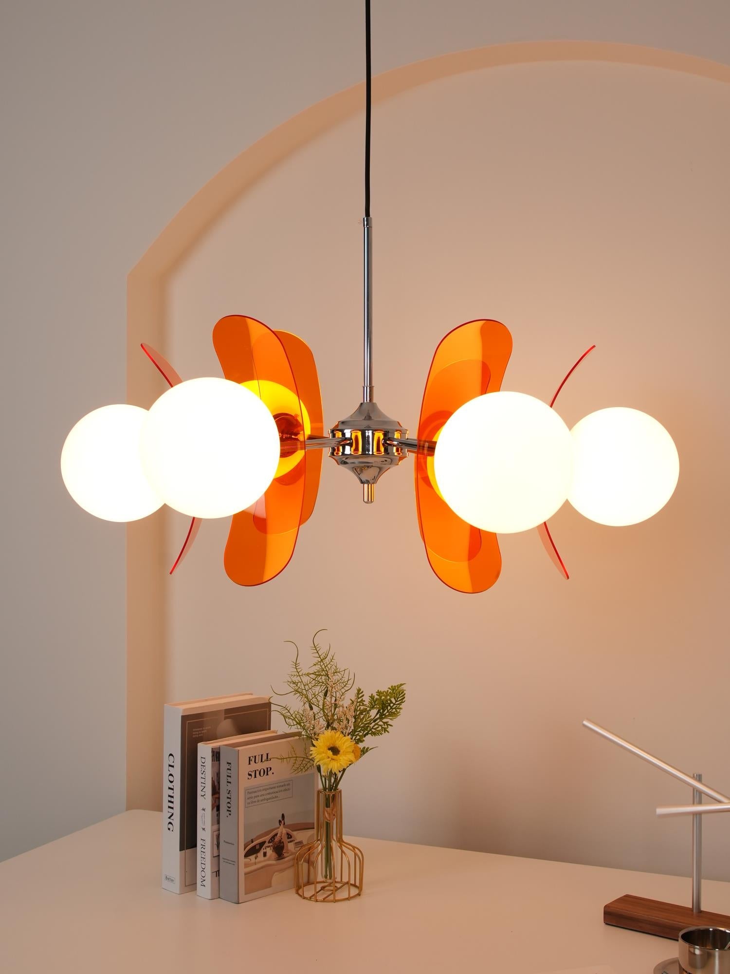 Moderne Sputnik Kroonluchter met Gekleurde Acryl Elementen en Witte Glazen Bollen – Design Hanglamp Meerdere Lichtpunten | Sansoti