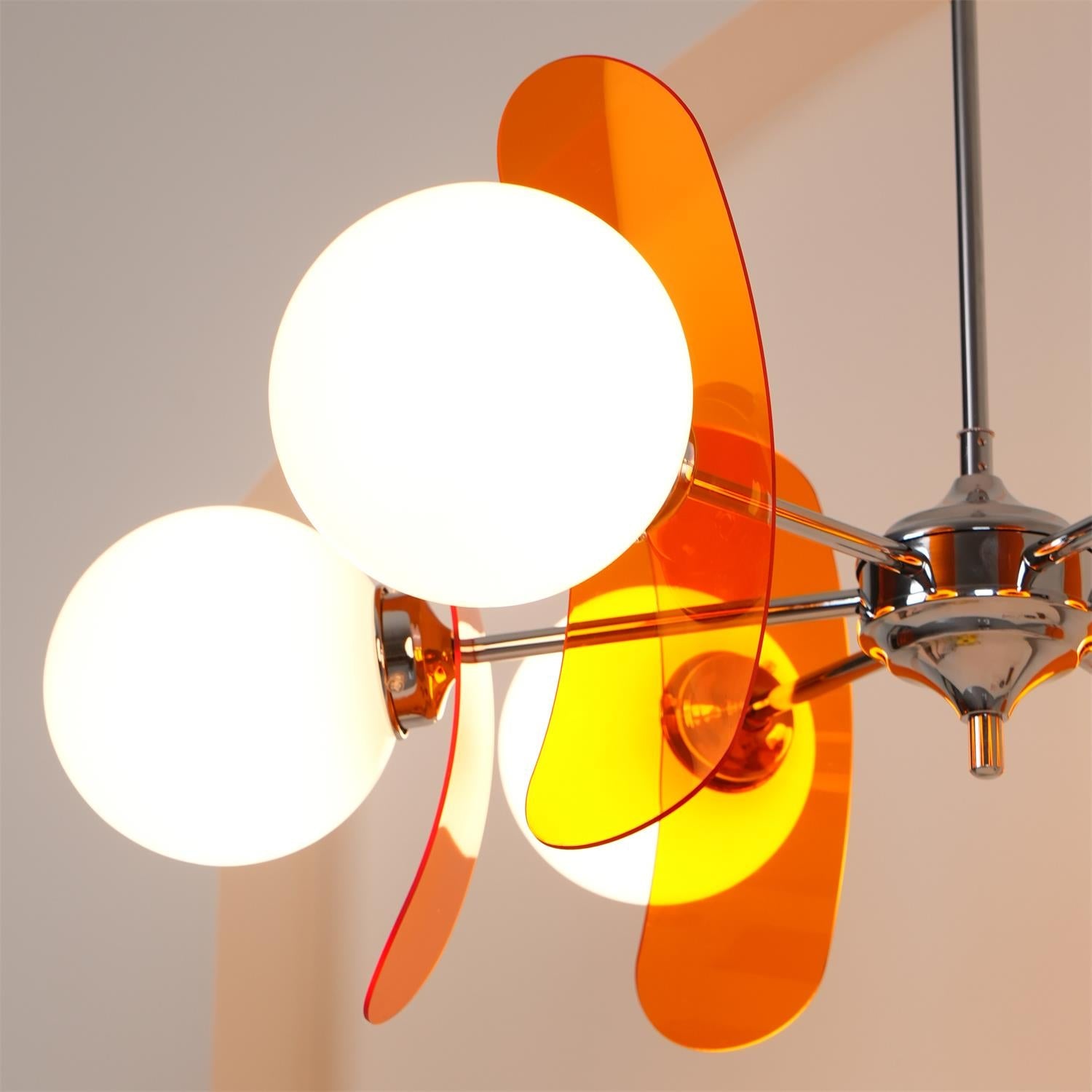 Moderne Sputnik Kroonluchter met Gekleurde Acryl Elementen en Witte Glazen Bollen – Design Hanglamp Meerdere Lichtpunten | Sansoti