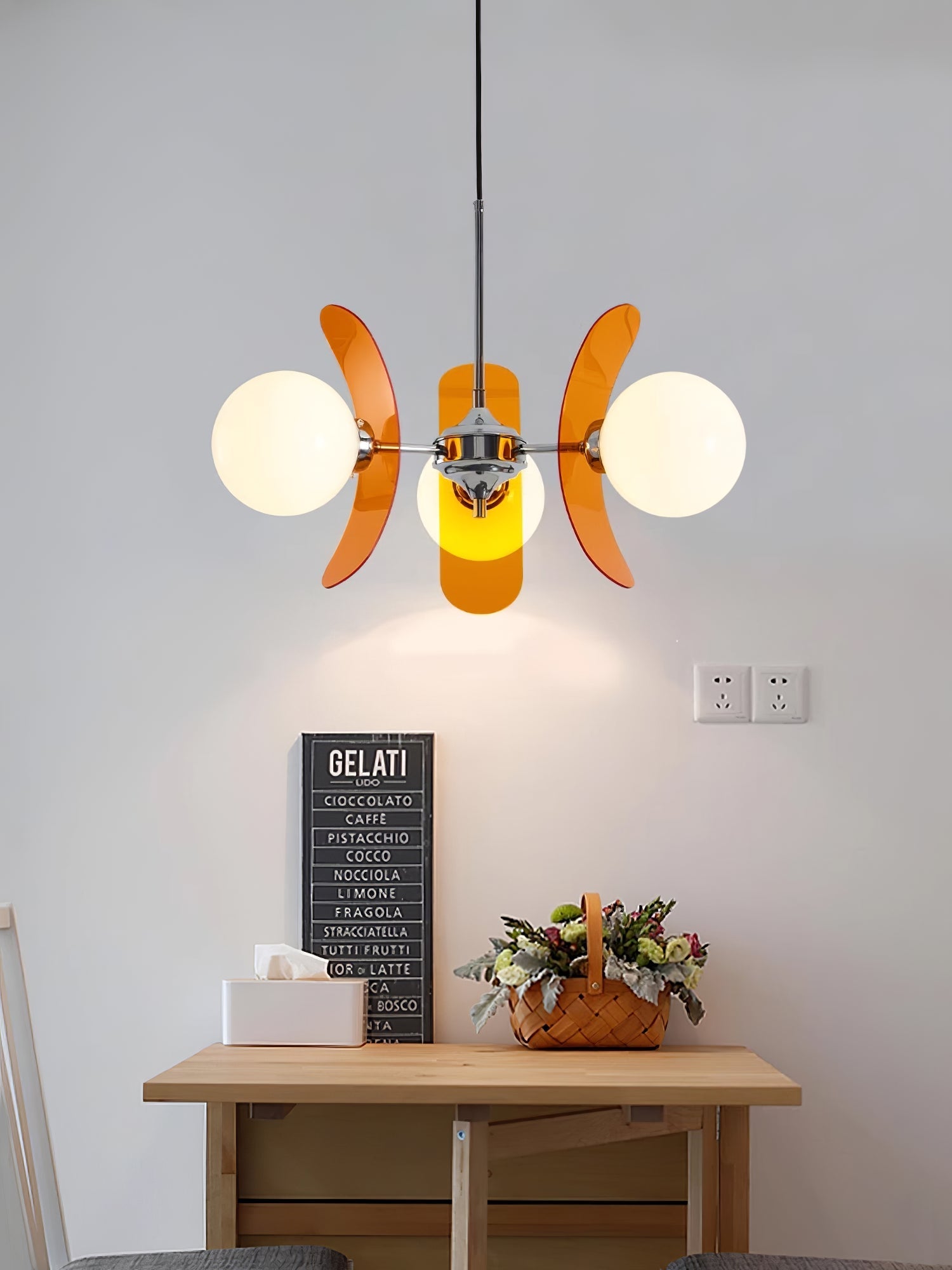 Moderne Sputnik Kroonluchter met Gekleurde Acryl Elementen en Witte Glazen Bollen – Design Hanglamp Meerdere Lichtpunten | Sansoti