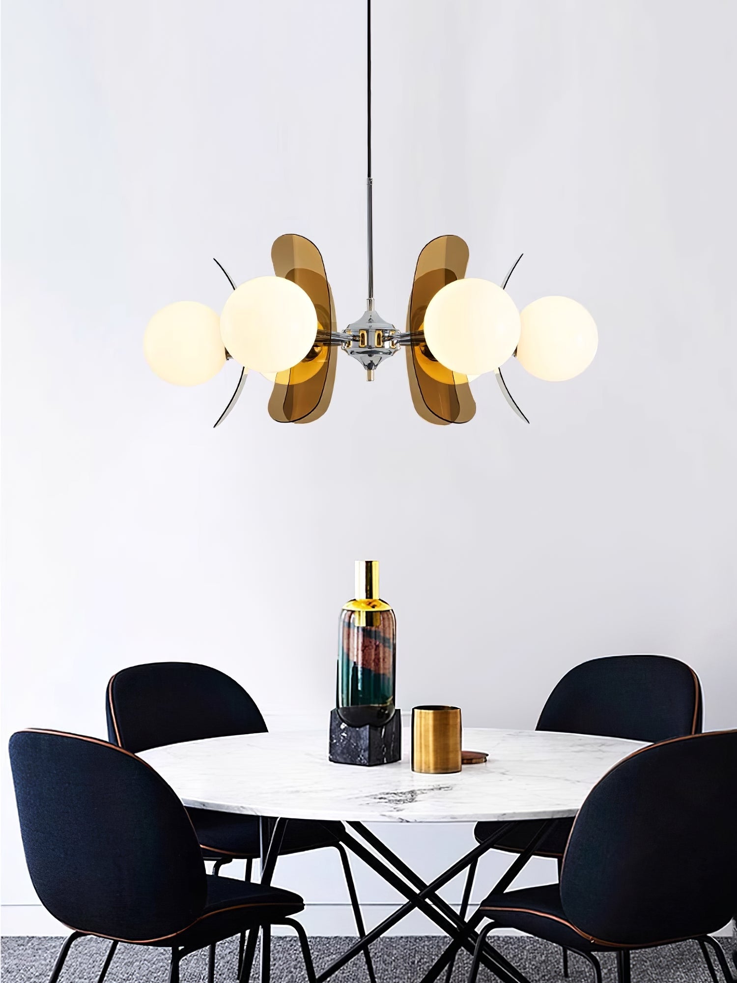 Moderne Sputnik Kroonluchter met Gekleurde Acryl Elementen en Witte Glazen Bollen – Design Hanglamp Meerdere Lichtpunten | Sansoti