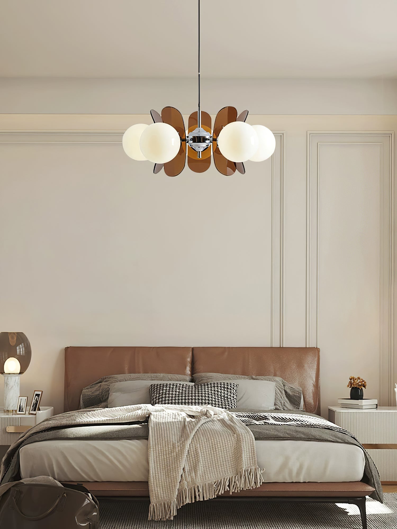 Moderne Sputnik Kroonluchter met Gekleurde Acryl Elementen en Witte Glazen Bollen – Design Hanglamp Meerdere Lichtpunten | Sansoti