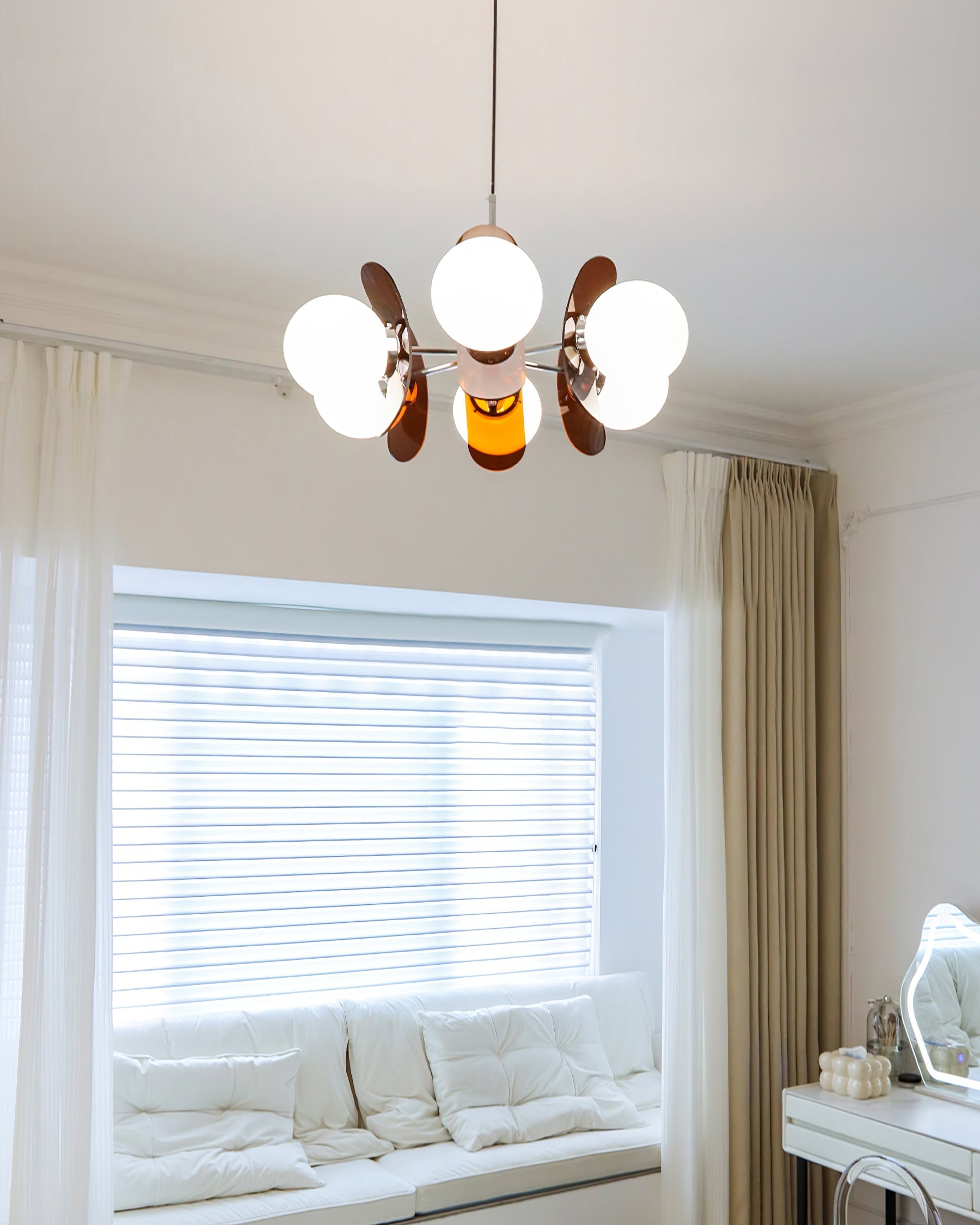 Moderne Sputnik Kroonluchter met Gekleurde Acryl Elementen en Witte Glazen Bollen – Design Hanglamp Meerdere Lichtpunten | Sansoti