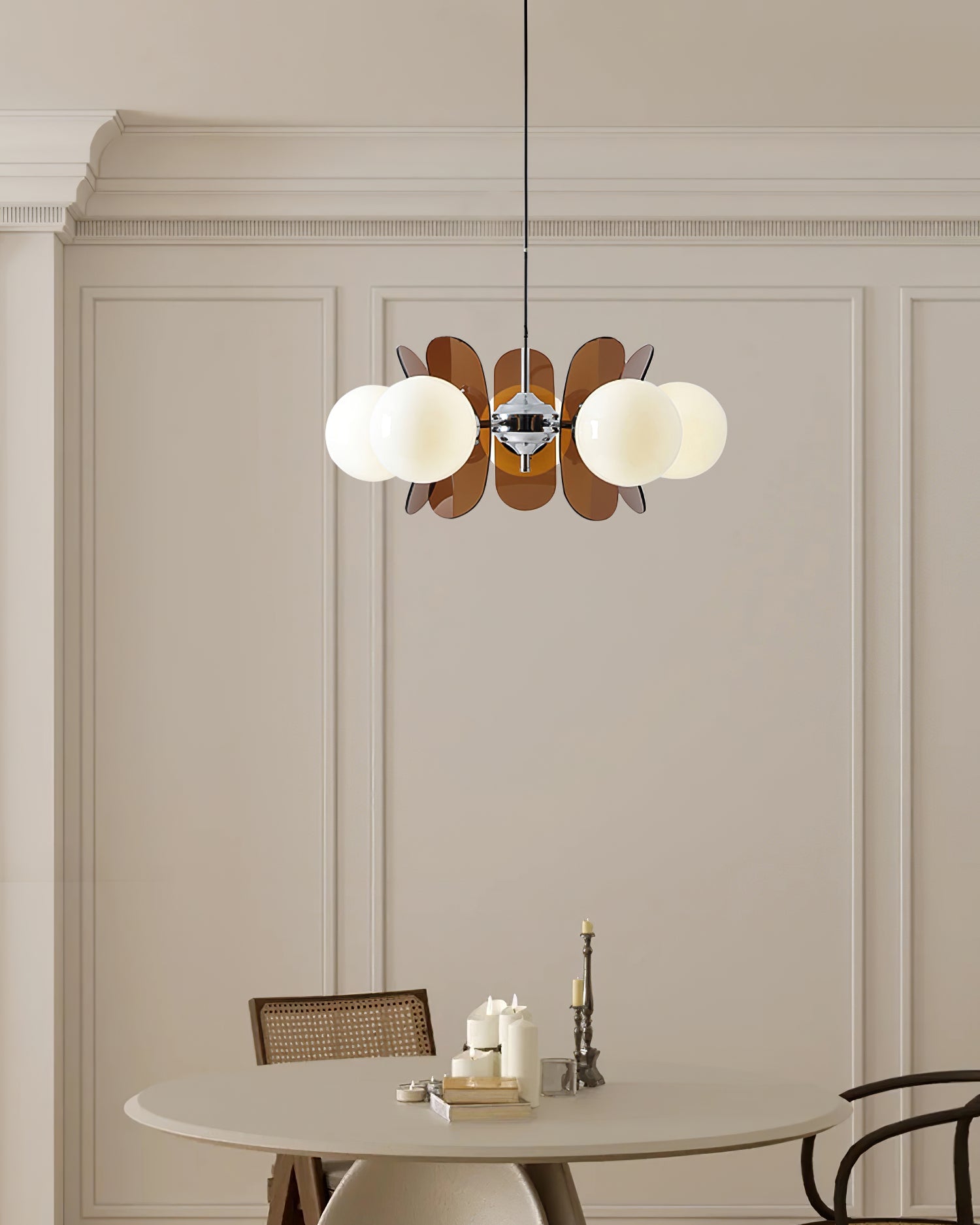 Moderne Sputnik Kroonluchter met Gekleurde Acryl Elementen en Witte Glazen Bollen – Design Hanglamp Meerdere Lichtpunten | Sansoti