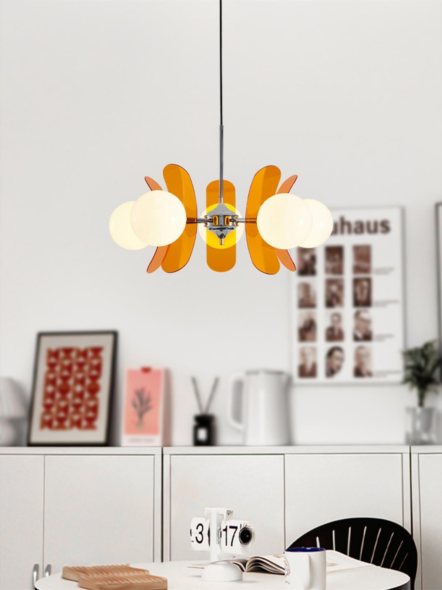 Moderne Sputnik Kroonluchter met Gekleurde Acryl Elementen en Witte Glazen Bollen – Design Hanglamp Meerdere Lichtpunten | Sansoti