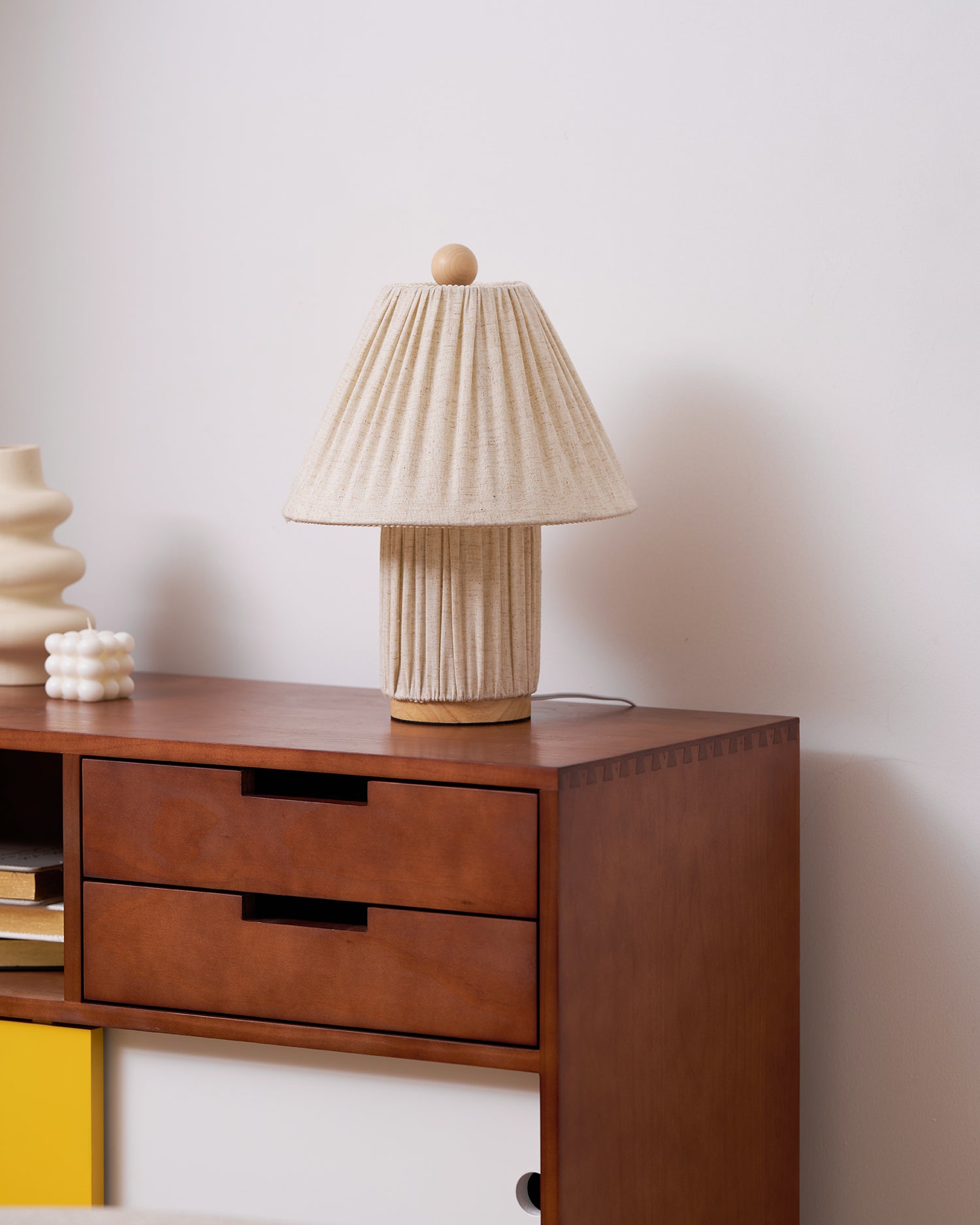 Retro Tafellamp met Geplooide Stoffen Kap – Warm Zacht Licht – Scandinavisch Minimalistisch Design voor Slaapkamer Woonkamer | Sansoti
