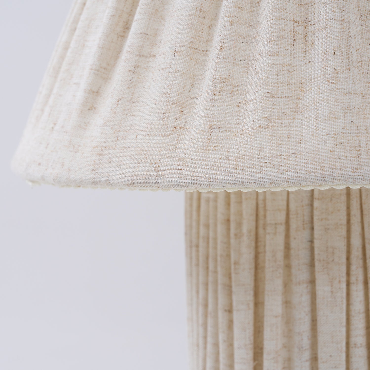 Retro Tafellamp met Geplooide Stoffen Kap – Warm Zacht Licht – Scandinavisch Minimalistisch Design voor Slaapkamer Woonkamer | Sansoti