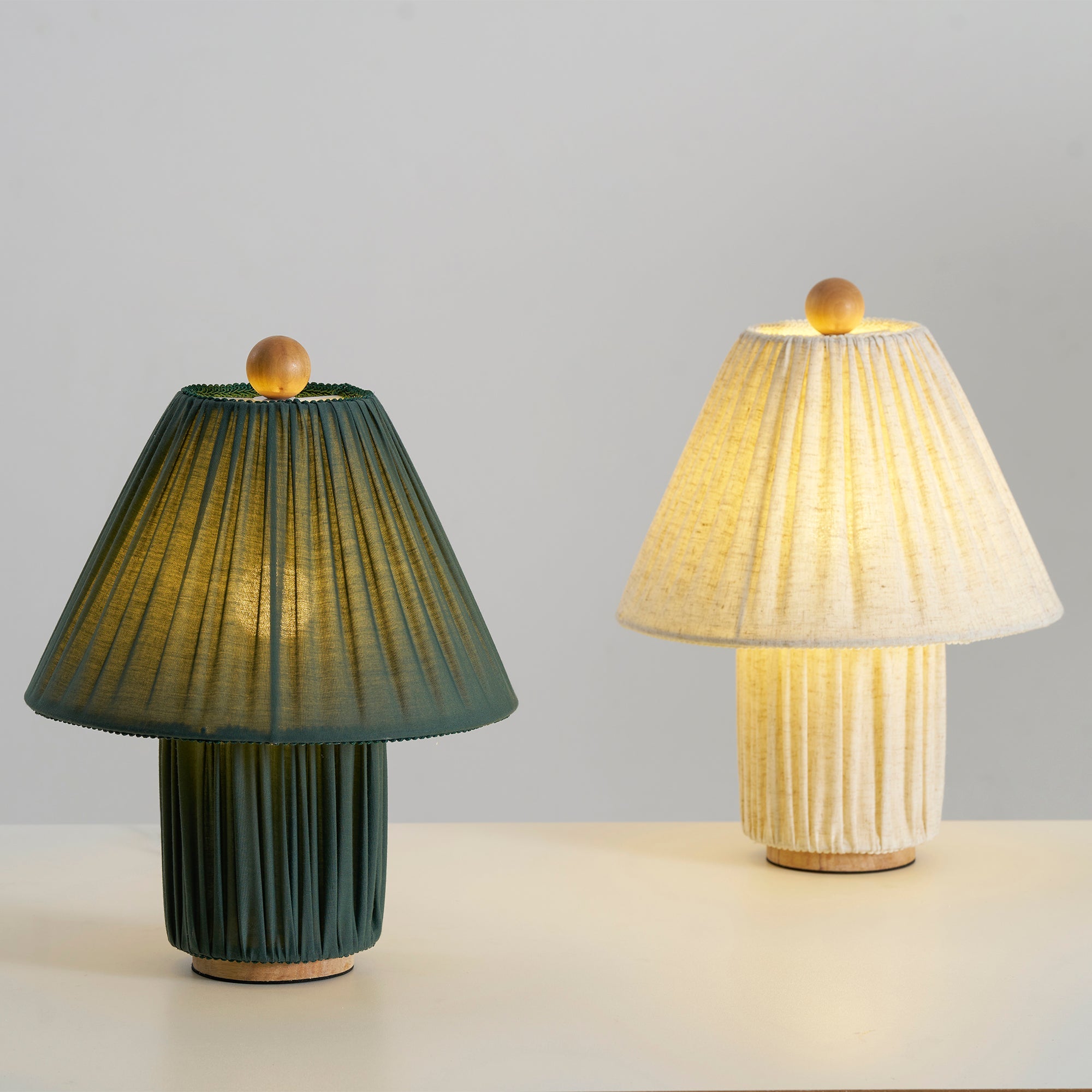 Retro Tafellamp met Geplooide Stoffen Kap – Warm Zacht Licht – Scandinavisch Minimalistisch Design voor Slaapkamer Woonkamer | Sansoti