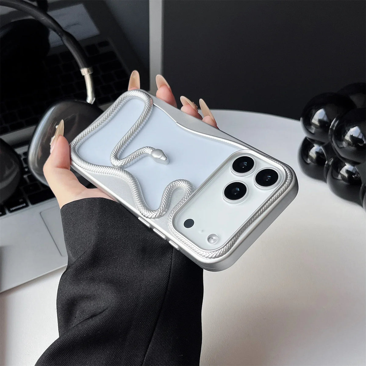 iPhone Hoesje met Slangpatroon en Verstevigde Bumper – Matte en Verchroomde Afwerking voor iPhone 12-17 | Sansoti