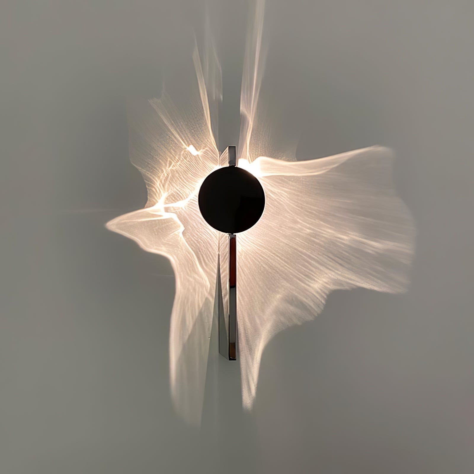Kinetic Shadow Wandlamp Sculptuur met Verchroomde Schaduwprojectie | Sansoti