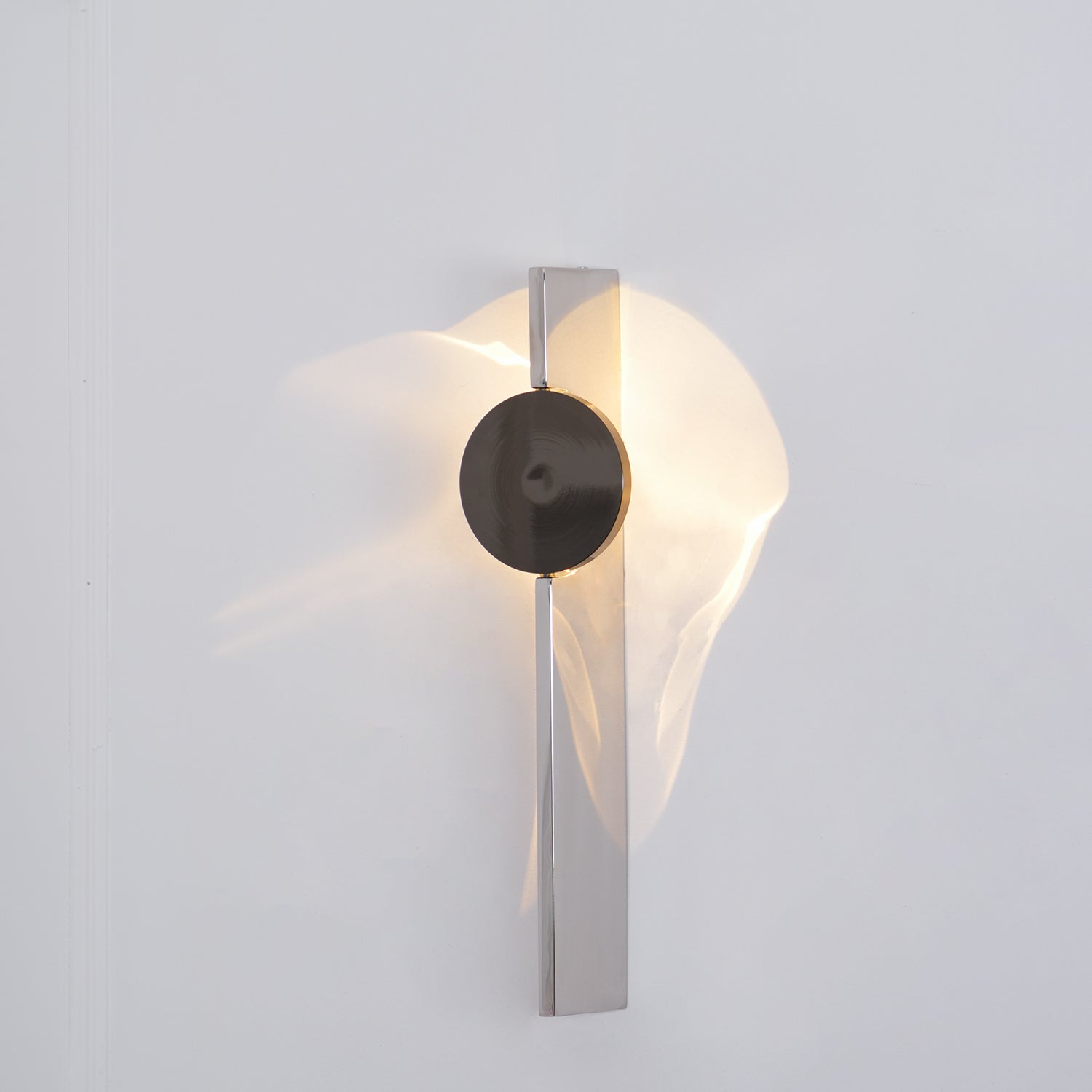Kinetic Shadow Wandlamp Sculptuur met Verchroomde Schaduwprojectie | Sansoti