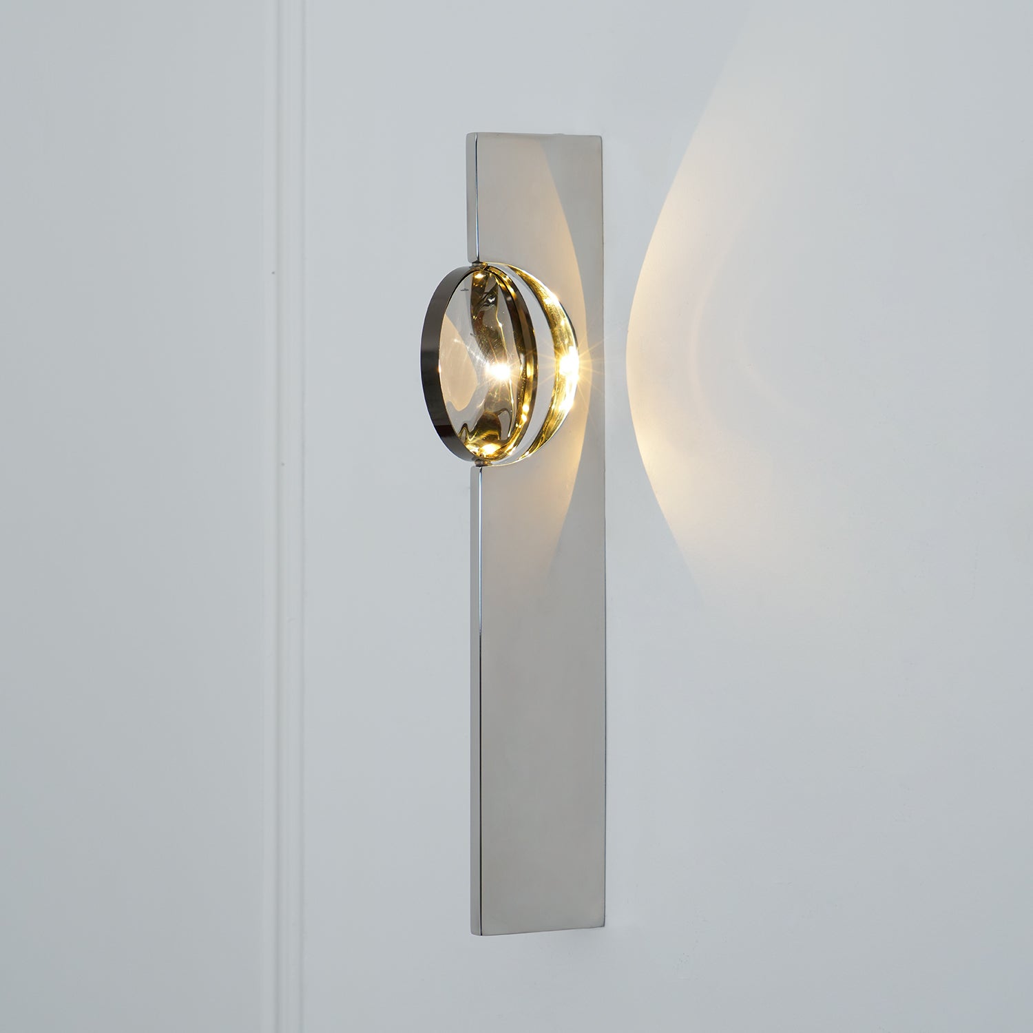 Kinetic Shadow Wandlamp Sculptuur met Verchroomde Schaduwprojectie | Sansoti