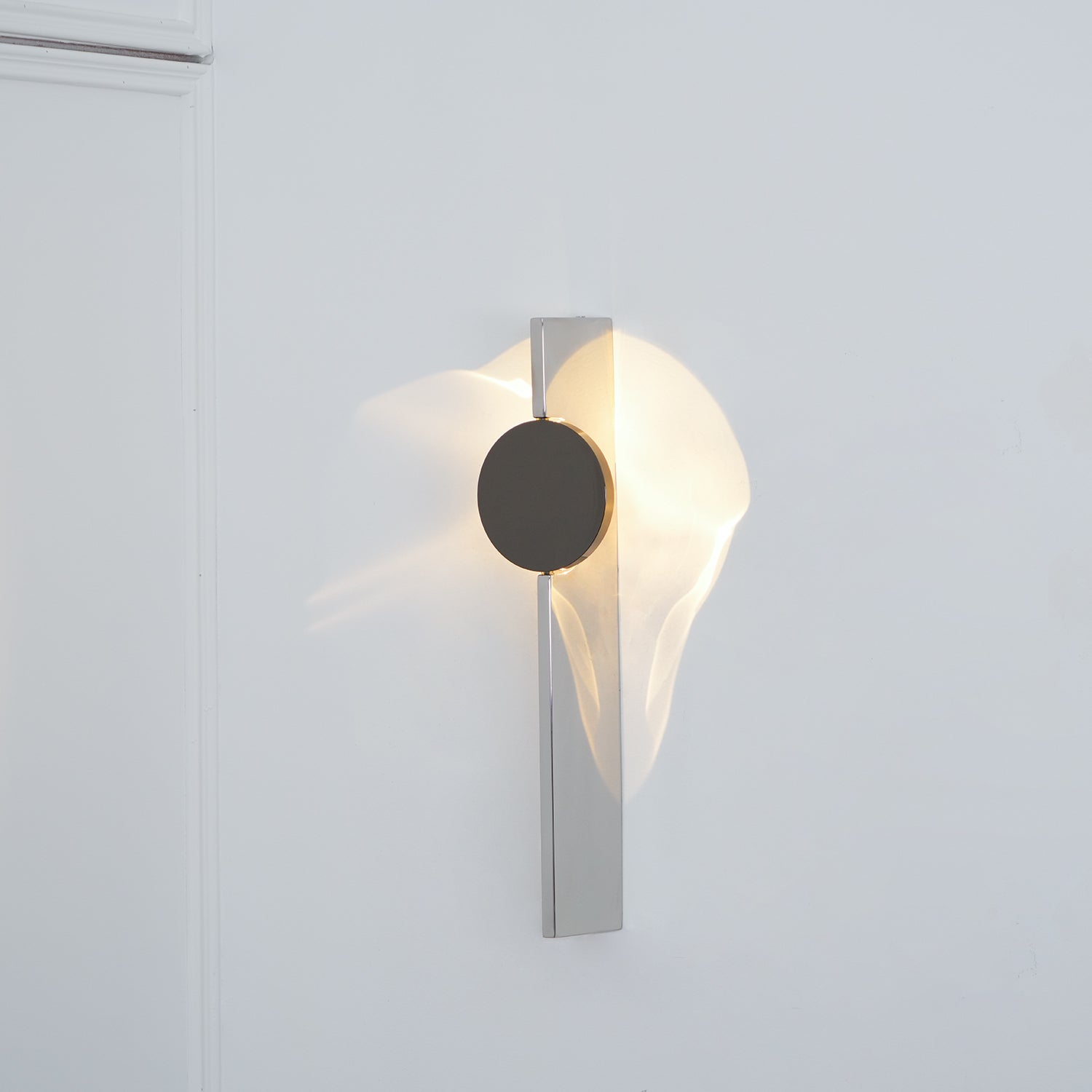 Kinetic Shadow Wandlamp Sculptuur met Verchroomde Schaduwprojectie | Sansoti