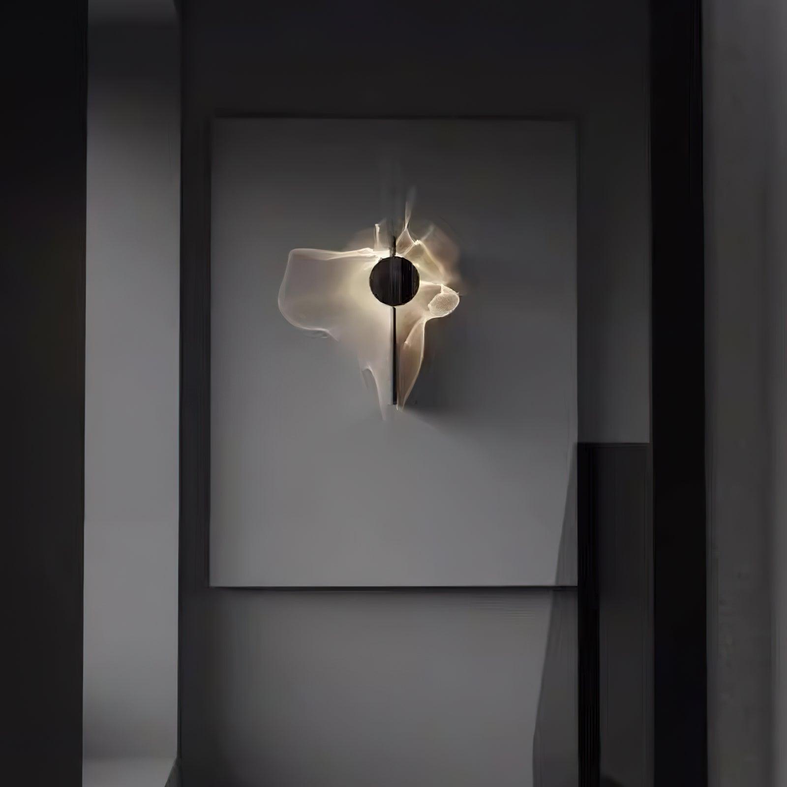 Kinetic Shadow Wandlamp Sculptuur met Verchroomde Schaduwprojectie | Sansoti