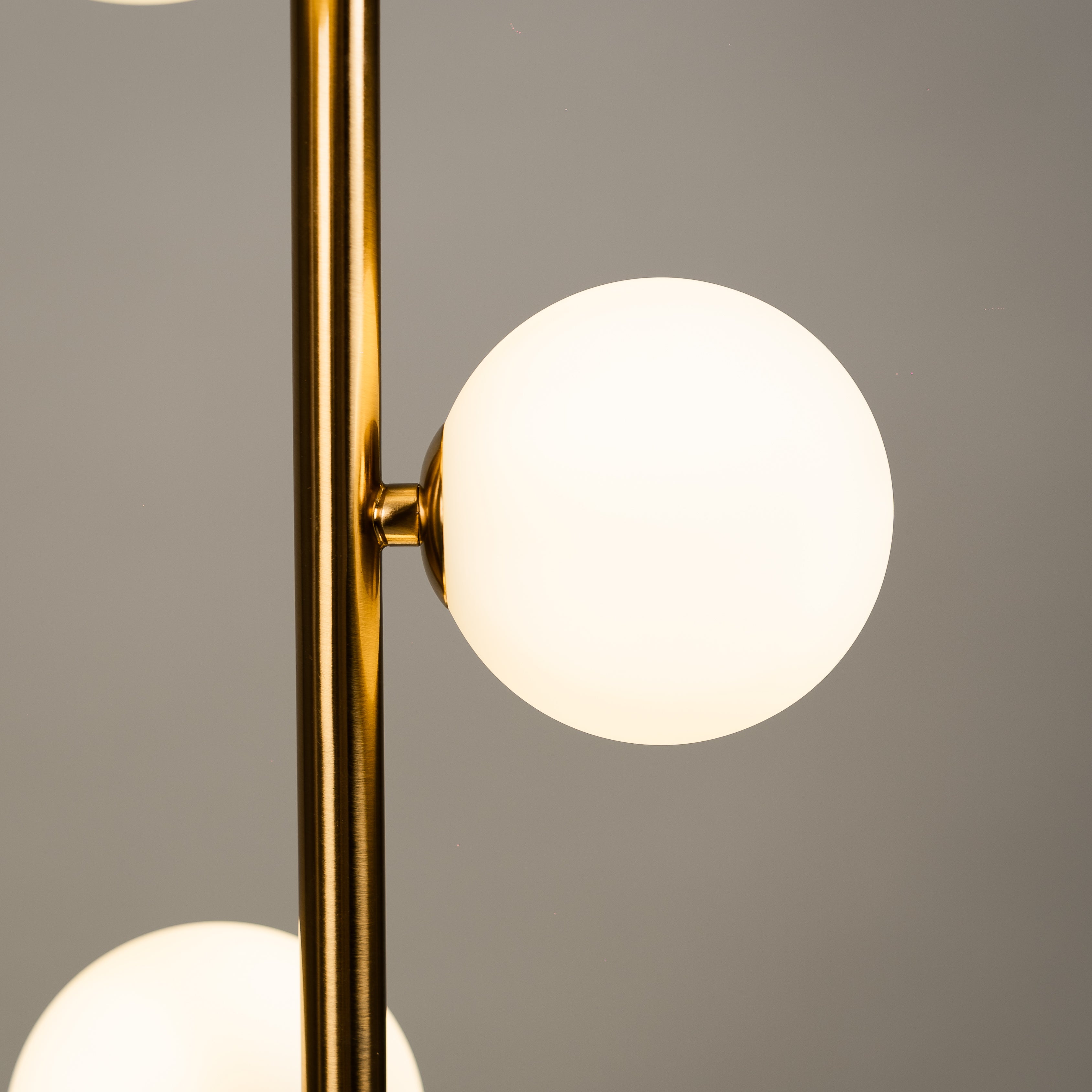 Skandinavische minimalistische Stehlampe mit Glaskugeln und warmem Licht | Restfield