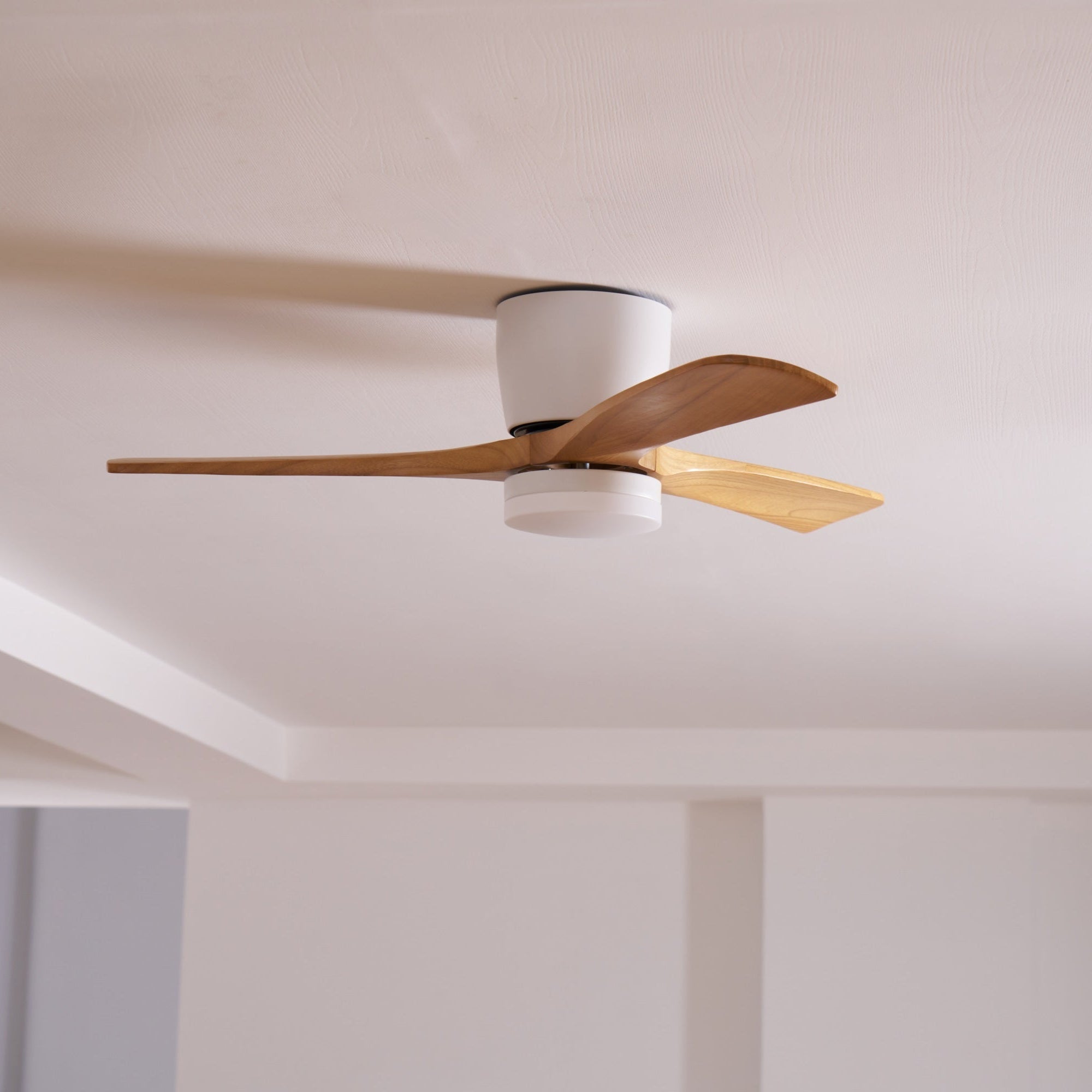 Ventilateur de plafond avec éclairage LED et pales en bois – Design scandinave | Restfield