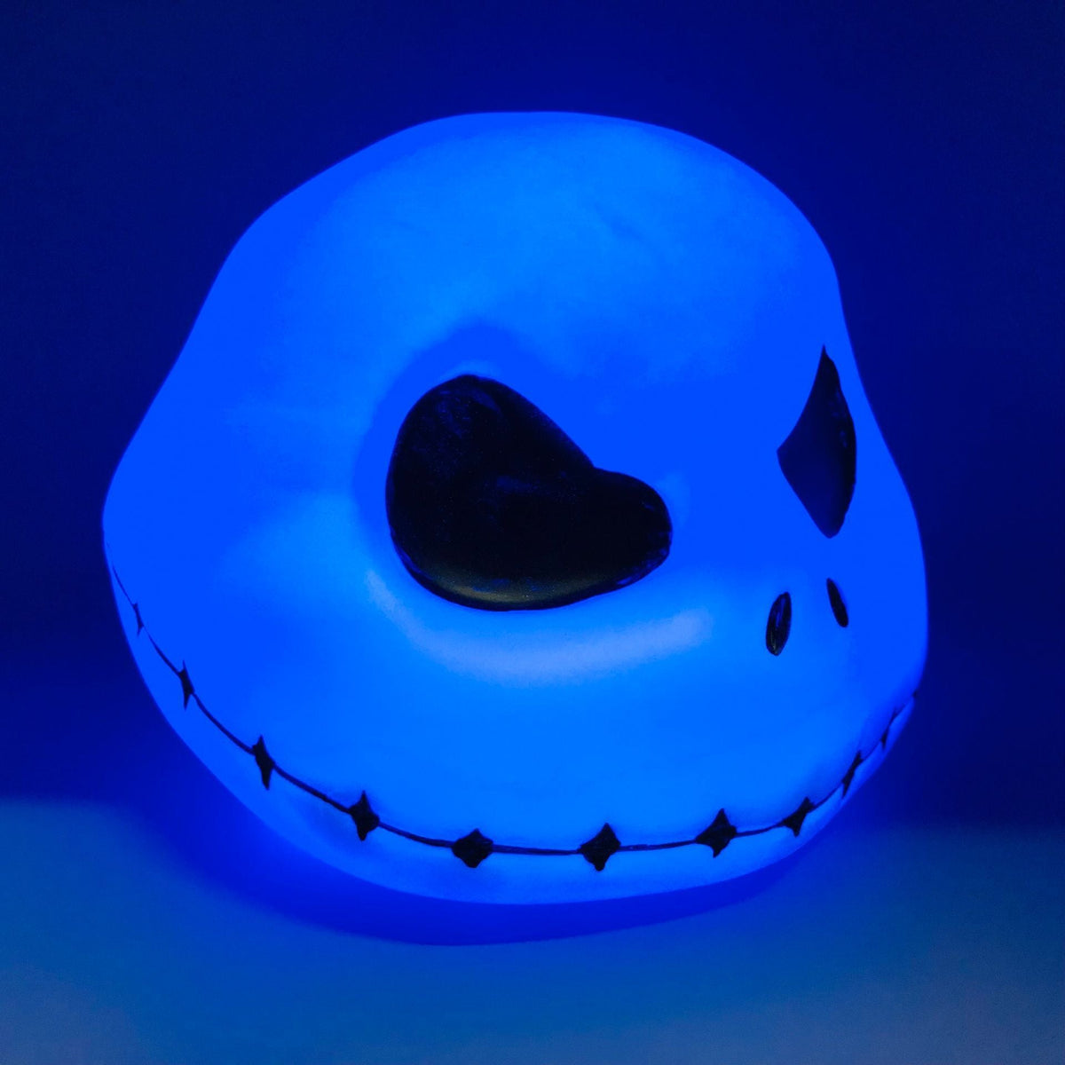 Dekoracyjna lampka nocna z figurką Jacka Skellingtona, kolorowa lampka LED w stylu Halloween, lampka nastrojowa i dekoracja do pokoju dziecięcego | Sansoti
