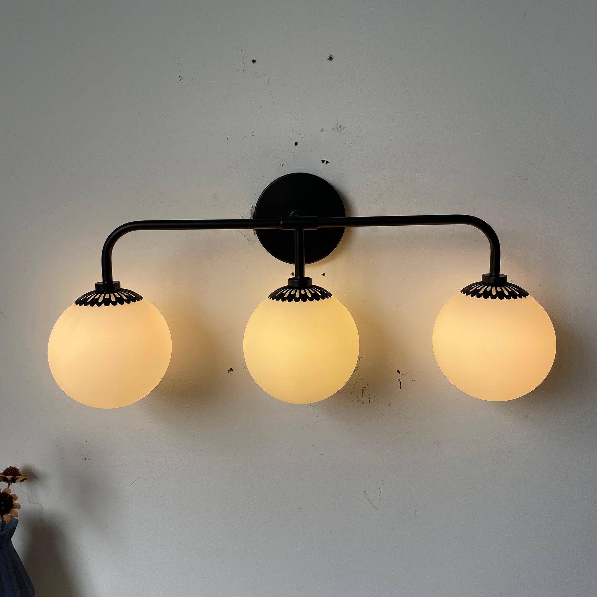 Art Deco Wandlampe mit Blumenkuppel und Glaskugel – Design Wandbeleuchtung in Messing, Schwarz oder Nickel für Wohnzimmer und Badezimmer | Restfield