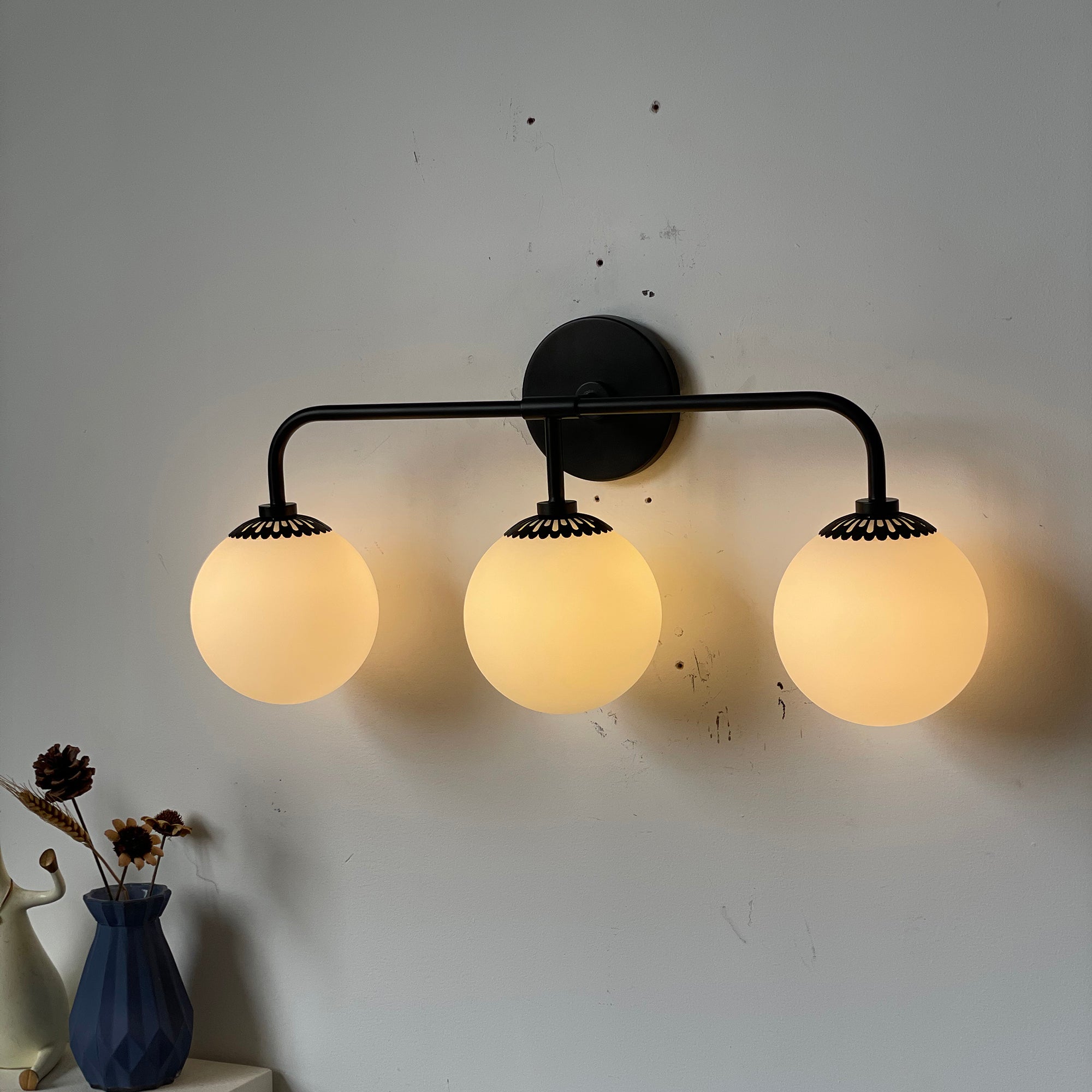 Art Deco Wandlampe mit Blumenkuppel und Glaskugel – Design Wandbeleuchtung in Messing, Schwarz oder Nickel für Wohnzimmer und Badezimmer | Restfield
