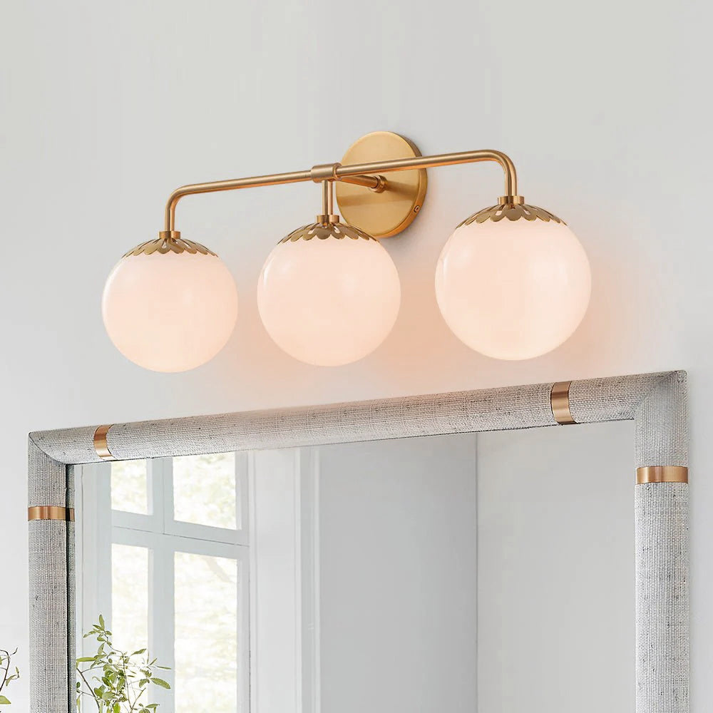 Art Deco Wandlampe mit Blumenkuppel und Glaskugel – Design Wandbeleuchtung in Messing, Schwarz oder Nickel für Wohnzimmer und Badezimmer | Restfield