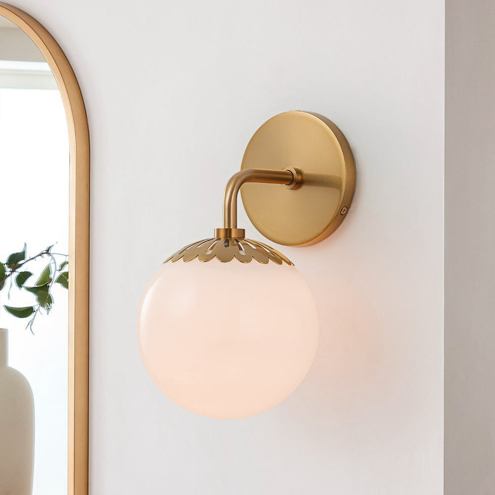 Art Deco Wandlampe mit Blumenkuppel und Glaskugel – Design Wandbeleuchtung in Messing, Schwarz oder Nickel für Wohnzimmer und Badezimmer | Restfield