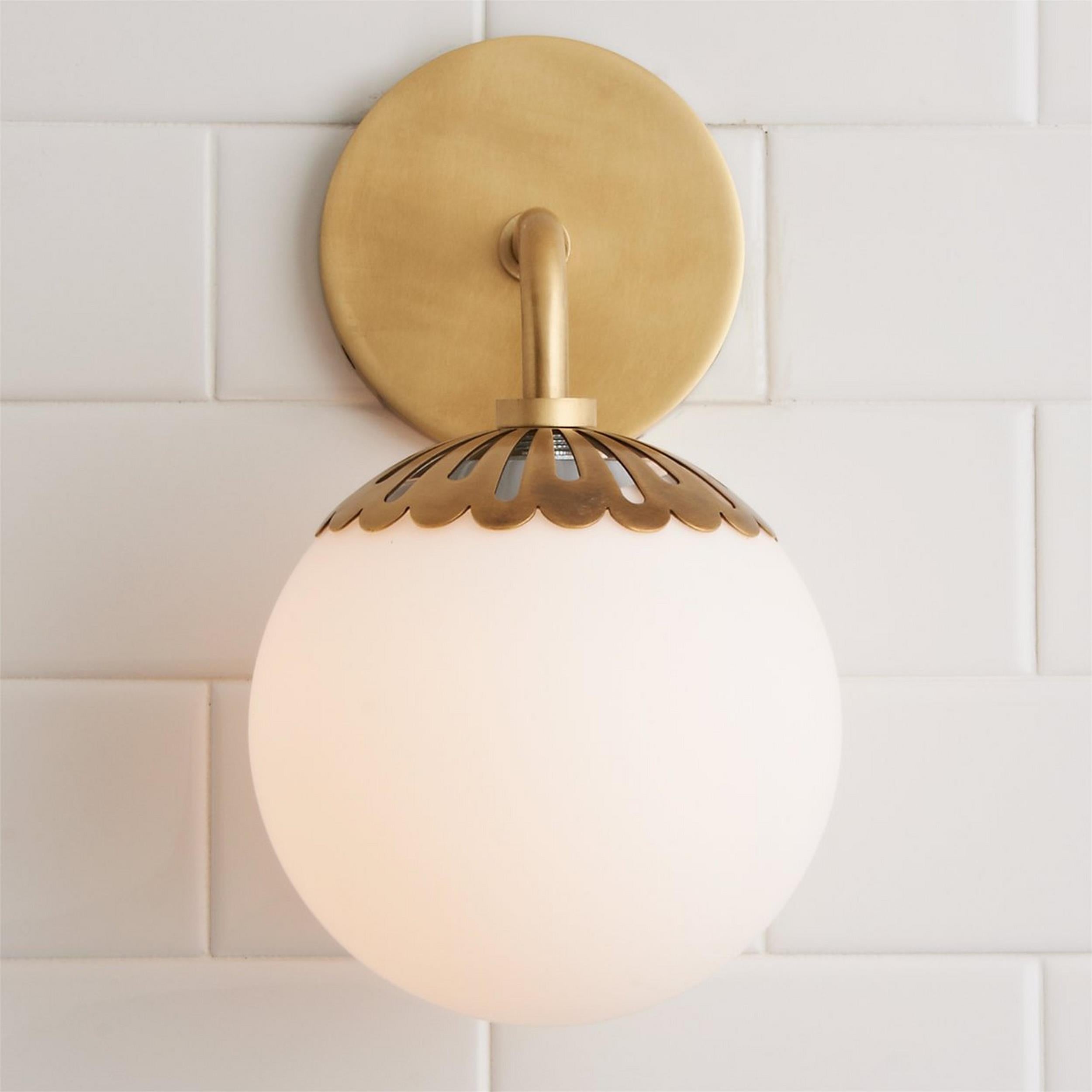 Art Deco Wandlampe mit Blumenkuppel und Glaskugel – Design Wandbeleuchtung in Messing, Schwarz oder Nickel für Wohnzimmer und Badezimmer | Restfield