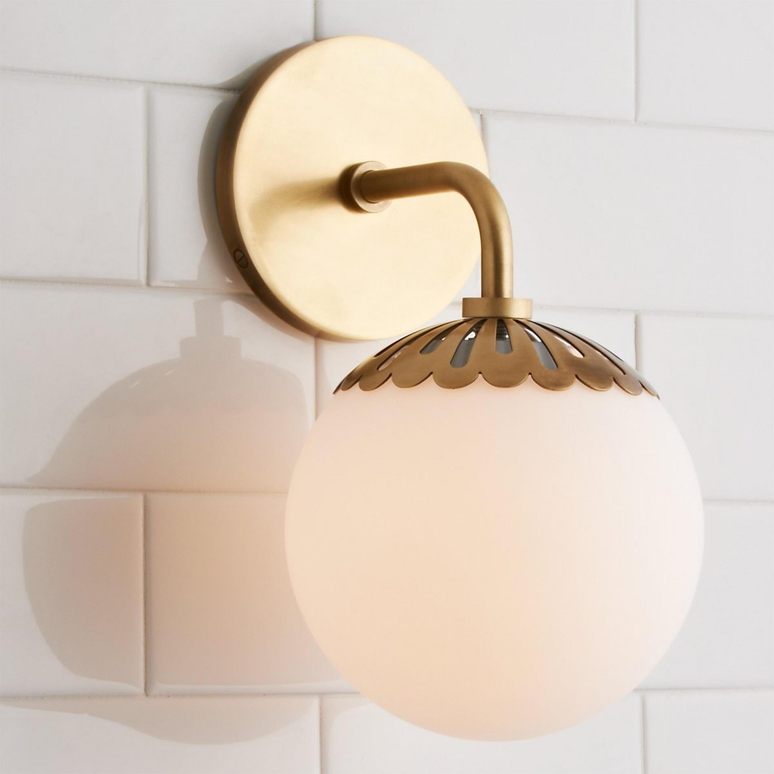 Art Deco Wandlampe mit Blumenkuppel und Glaskugel – Design Wandbeleuchtung in Messing, Schwarz oder Nickel für Wohnzimmer und Badezimmer | Restfield