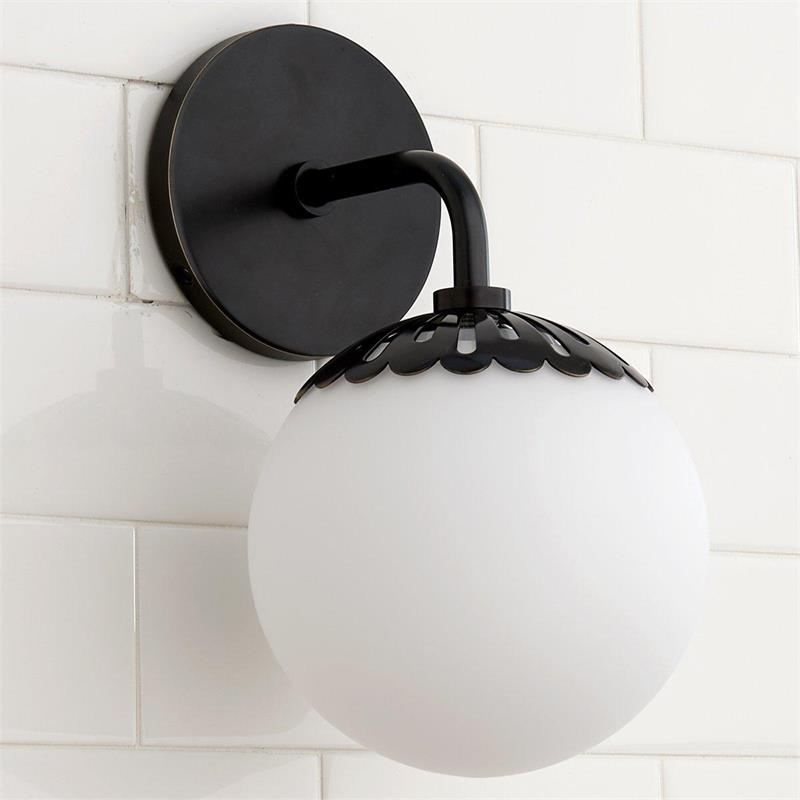 Art Deco Wandlampe mit Blumenkuppel und Glaskugel – Design Wandbeleuchtung in Messing, Schwarz oder Nickel für Wohnzimmer und Badezimmer | Restfield