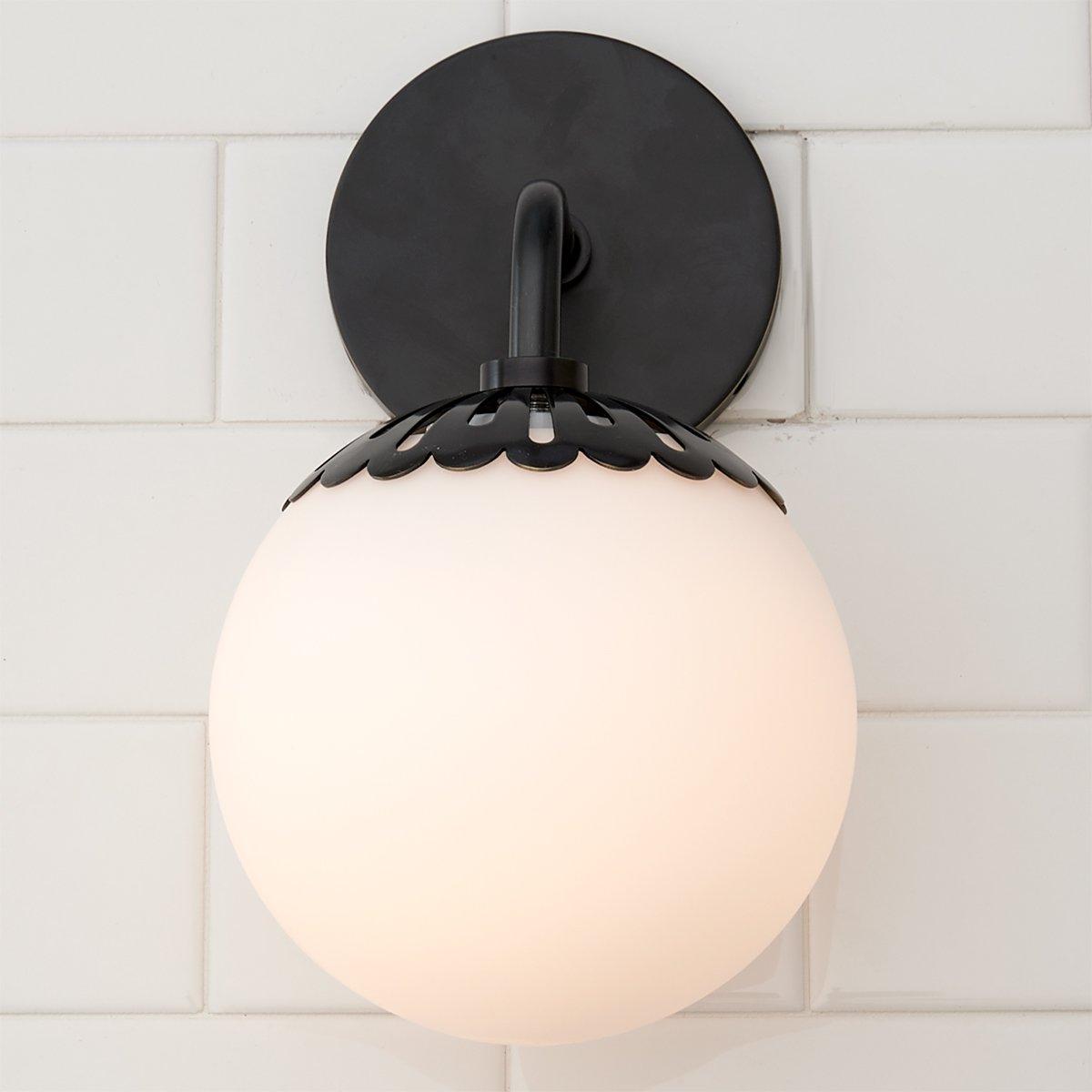 Art Deco Wandlampe mit Blumenkuppel und Glaskugel – Design Wandbeleuchtung in Messing, Schwarz oder Nickel für Wohnzimmer und Badezimmer | Restfield