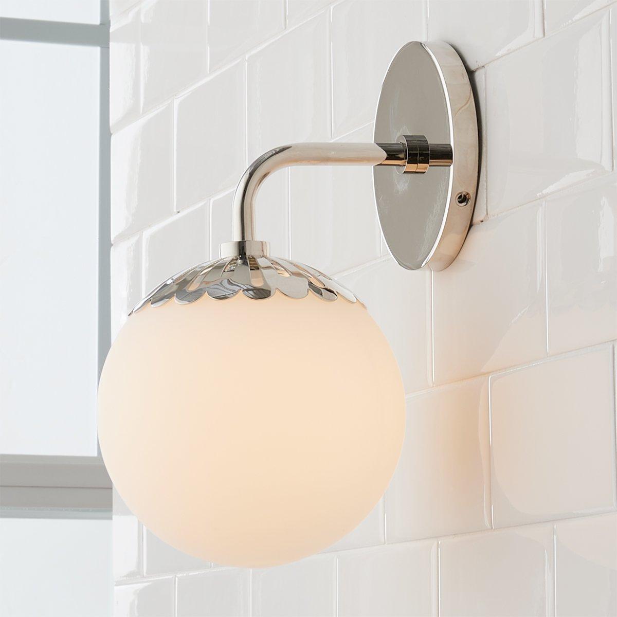 Art Deco Wandlampe mit Blumenkuppel und Glaskugel – Design Wandbeleuchtung in Messing, Schwarz oder Nickel für Wohnzimmer und Badezimmer | Restfield