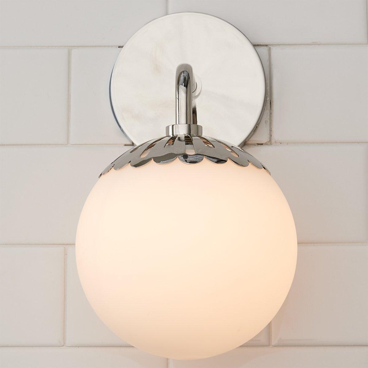 Art Deco Wandlampe mit Blumenkuppel und Glaskugel – Design Wandbeleuchtung in Messing, Schwarz oder Nickel für Wohnzimmer und Badezimmer | Restfield