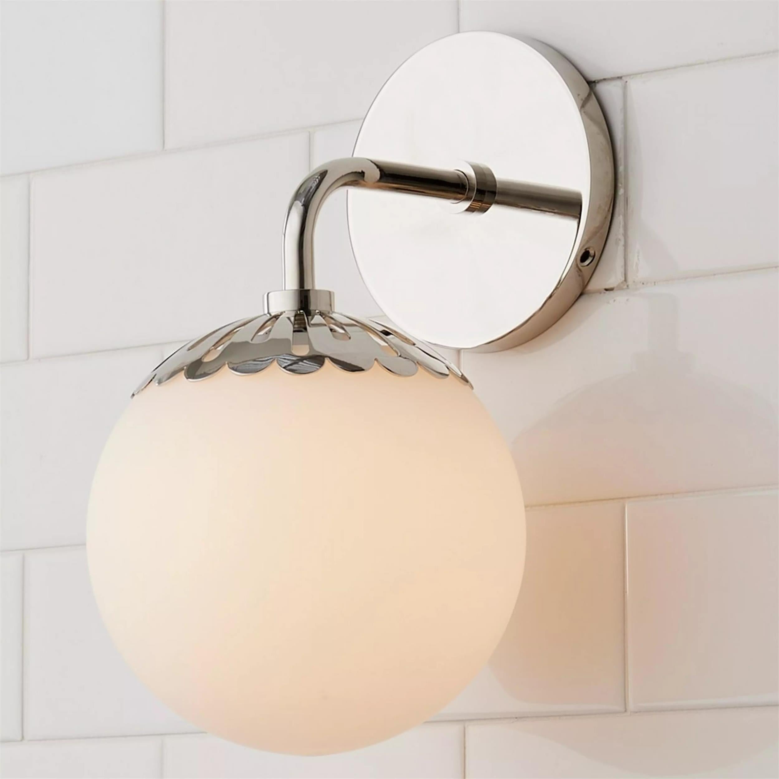 Art Deco Wandlampe mit Blumenkuppel und Glaskugel – Design Wandbeleuchtung in Messing, Schwarz oder Nickel für Wohnzimmer und Badezimmer | Restfield