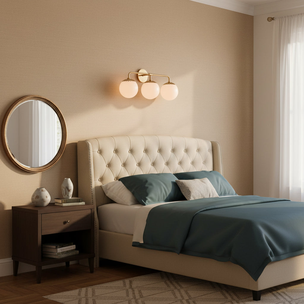 Art Deco Wandlampe mit Blumenkuppel und Glaskugel – Design Wandbeleuchtung in Messing, Schwarz oder Nickel für Wohnzimmer und Badezimmer | Restfield