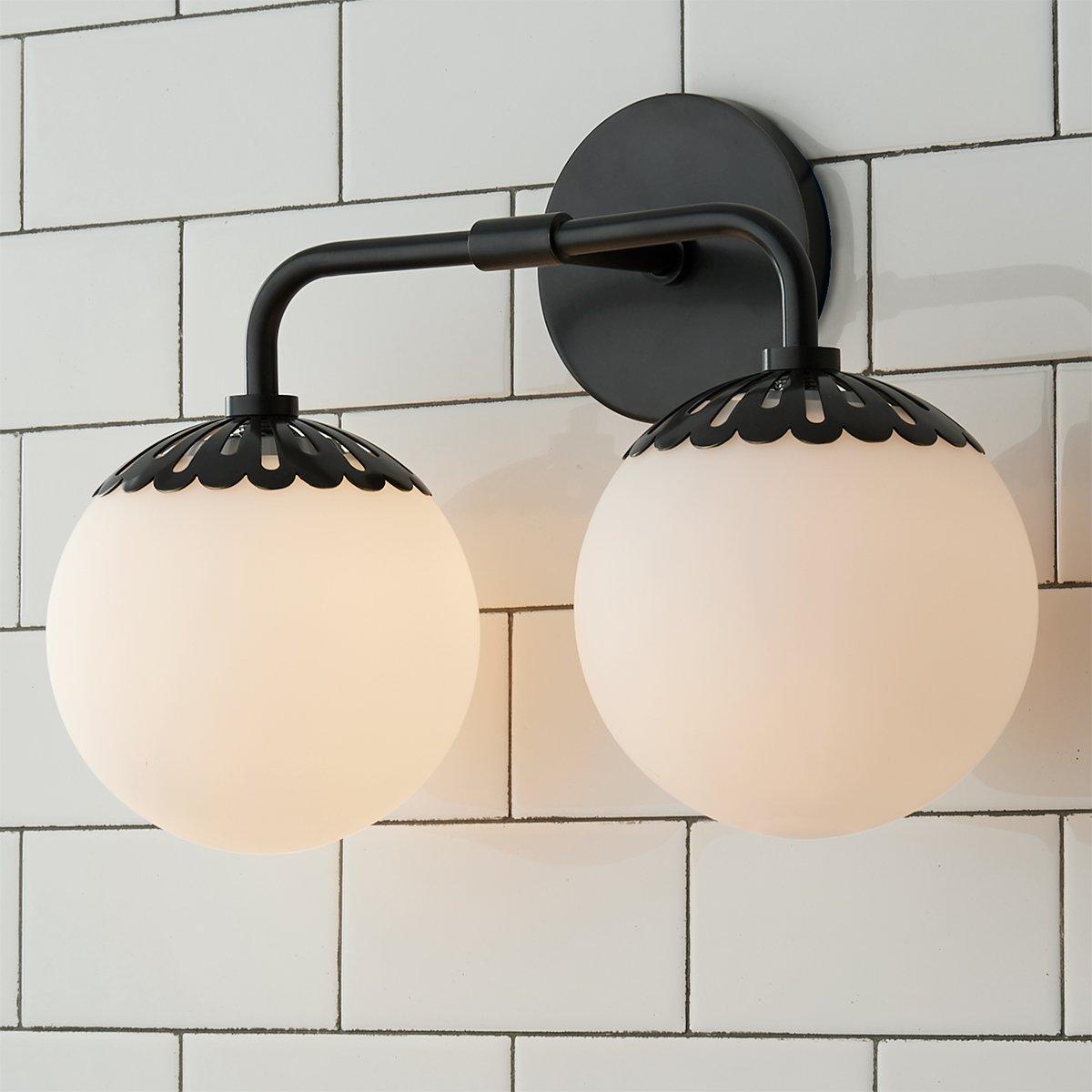 Art Deco Wandlampe mit Blumenkuppel und Glaskugel – Design Wandbeleuchtung in Messing, Schwarz oder Nickel für Wohnzimmer und Badezimmer | Restfield