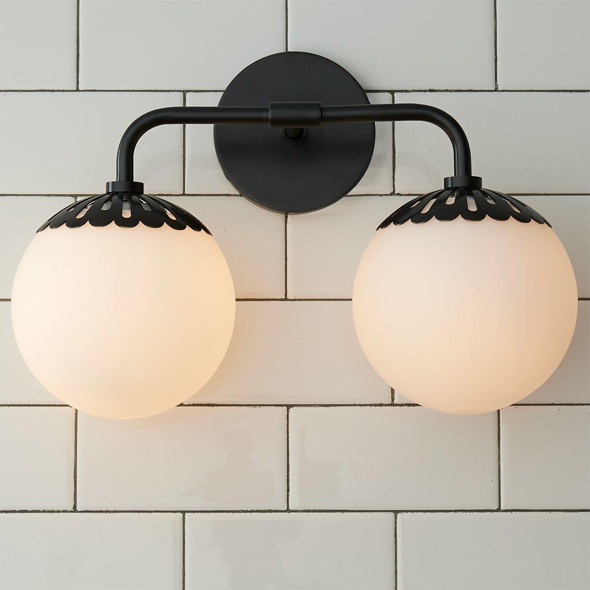 Art Deco Wandlampe mit Blumenkuppel und Glaskugel – Design Wandbeleuchtung in Messing, Schwarz oder Nickel für Wohnzimmer und Badezimmer | Restfield