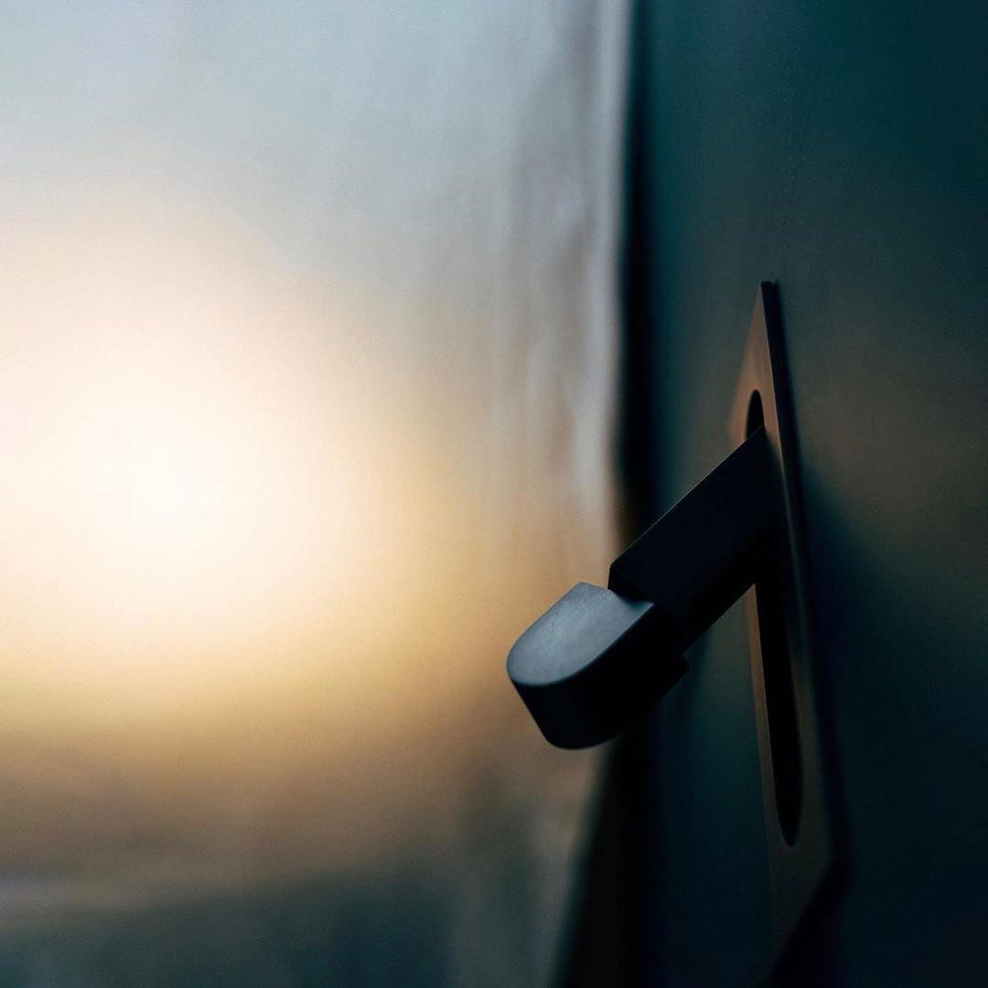 LED wandlamp met verborgen schakelaar – druk in, druk uit – verstelbare kop voor leeslicht naast bed | Sansoti