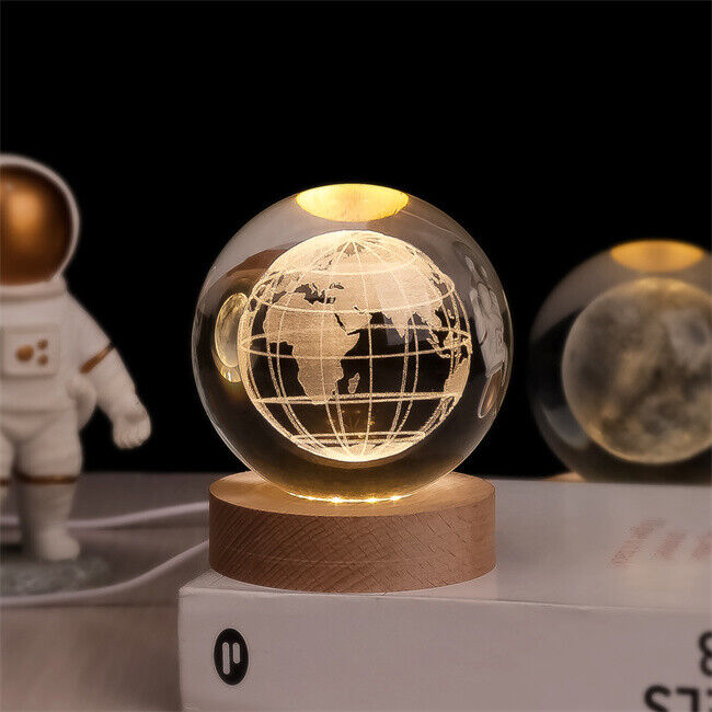 Glazen Bol met LED Verlichting 7cm Kosmos Ontwerp Decoratieve Nachtlamp Houten Standaard USB Sfeerlamp | Sansoti