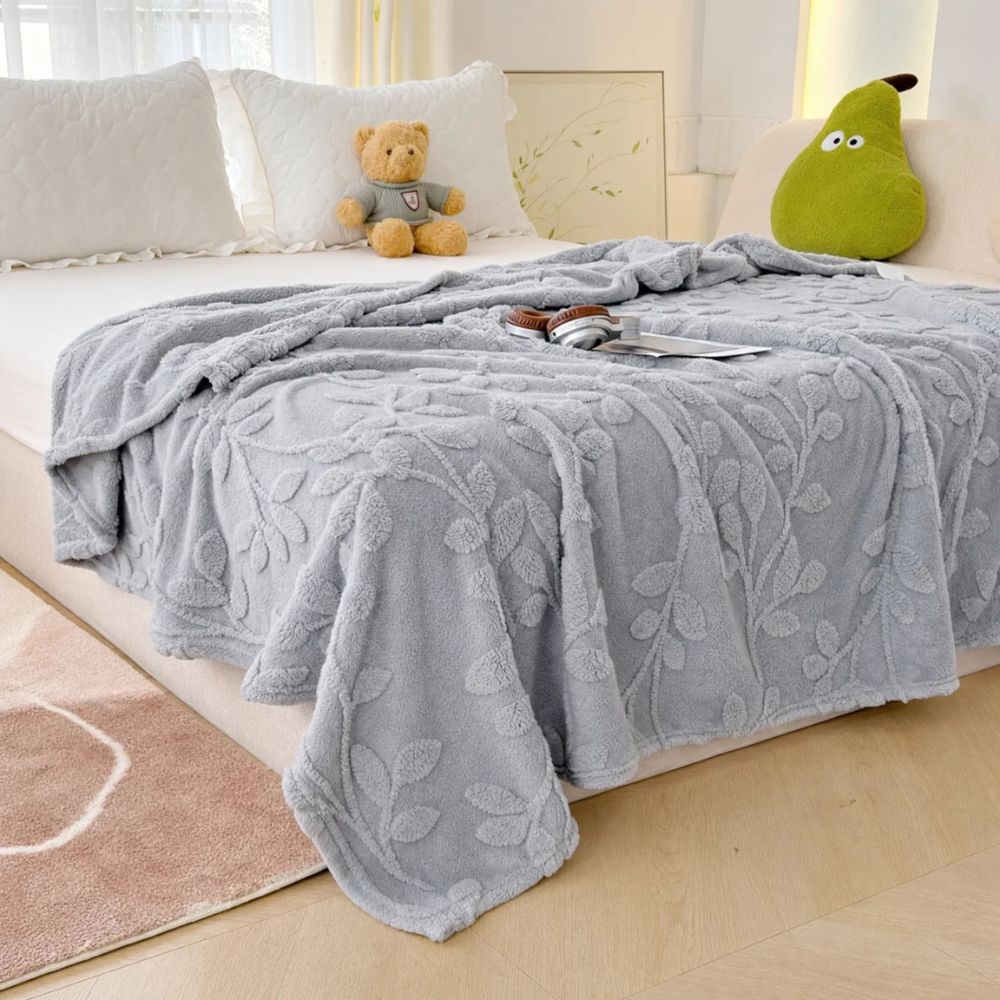 Reversible Throw with Leaf Pattern - Soft Sherpa Fleece Blanket - Warm Decorative Bedding for the Sofa | Sansoti