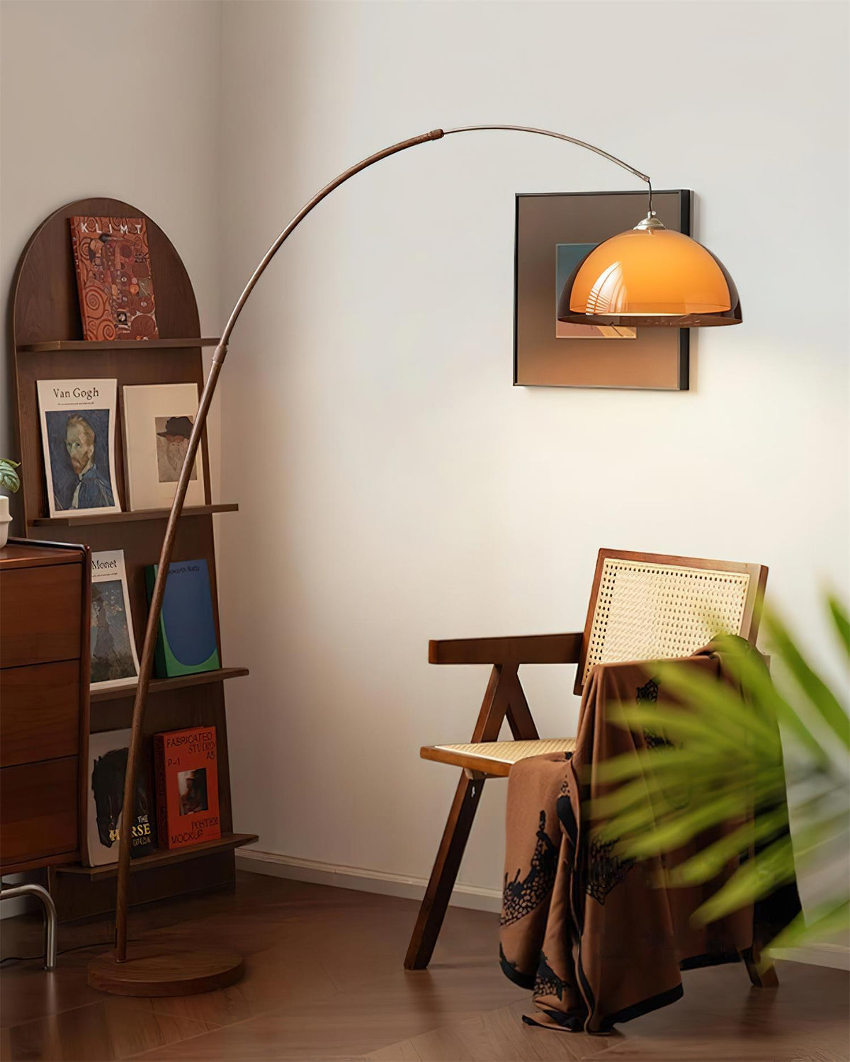 Bogen-Stehlampe aus Metall mit verstellbarem Arm, bernsteinfarbenem Kuppelschirm, Leselampe, Wohnzimmer, Walnuss, Mid-Century Modern | Sansoti