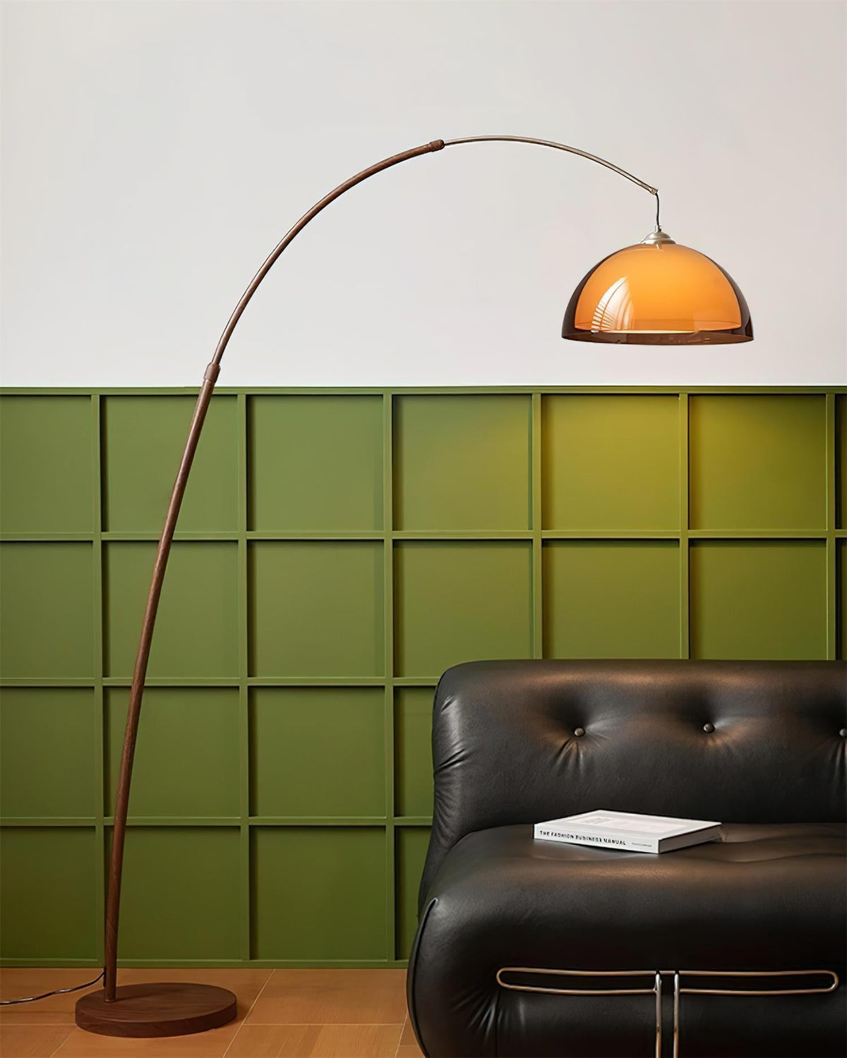 Bogen-Stehlampe aus Metall mit verstellbarem Arm, bernsteinfarbenem Kuppelschirm, Leselampe, Wohnzimmer, Walnuss, Mid-Century Modern | Sansoti