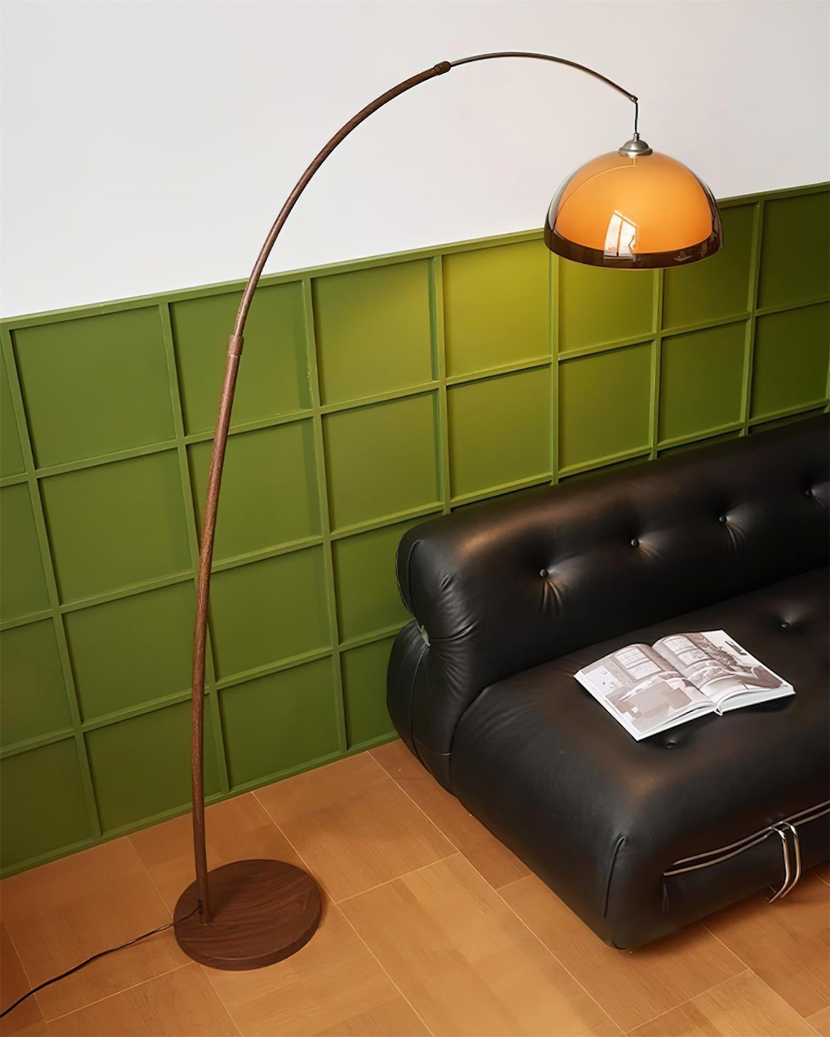 Bogen-Stehlampe aus Metall mit verstellbarem Arm, bernsteinfarbenem Kuppelschirm, Leselampe, Wohnzimmer, Walnuss, Mid-Century Modern | Sansoti