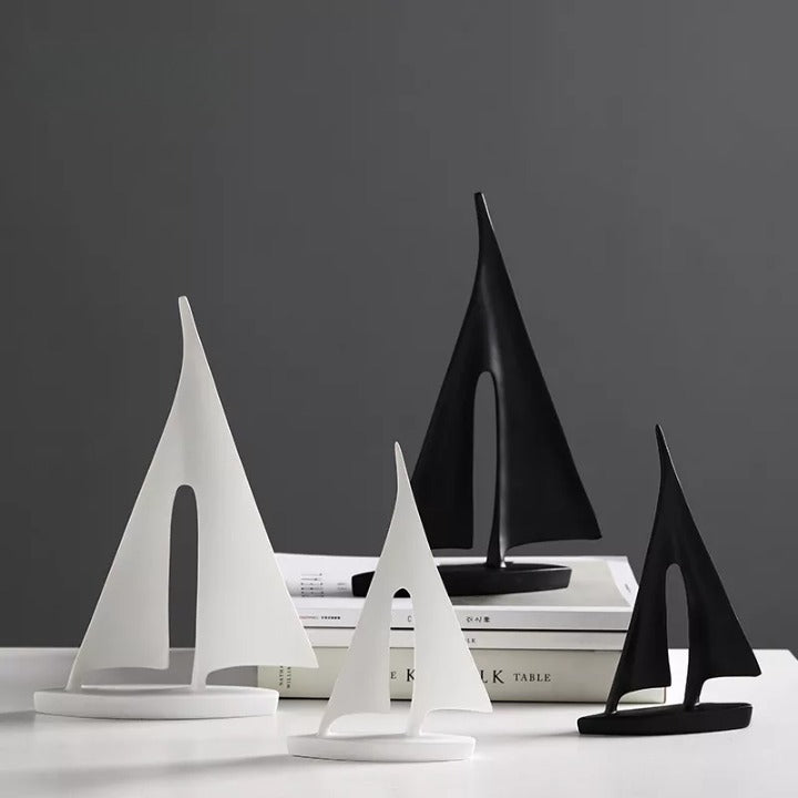 Minimalistische Zeilboot Sculptuur – Verfijnde Maritieme Decoratie voor Moderne Interieurs | Sansoti