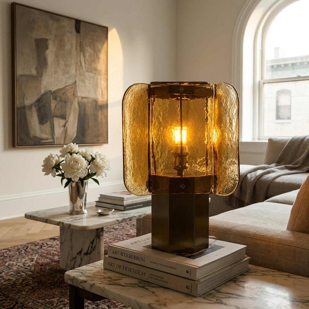 Glazen Tafellamp met Amberkleurige Panelen en Koperaccent — Warme Sfeerverlichting | Sansoti
