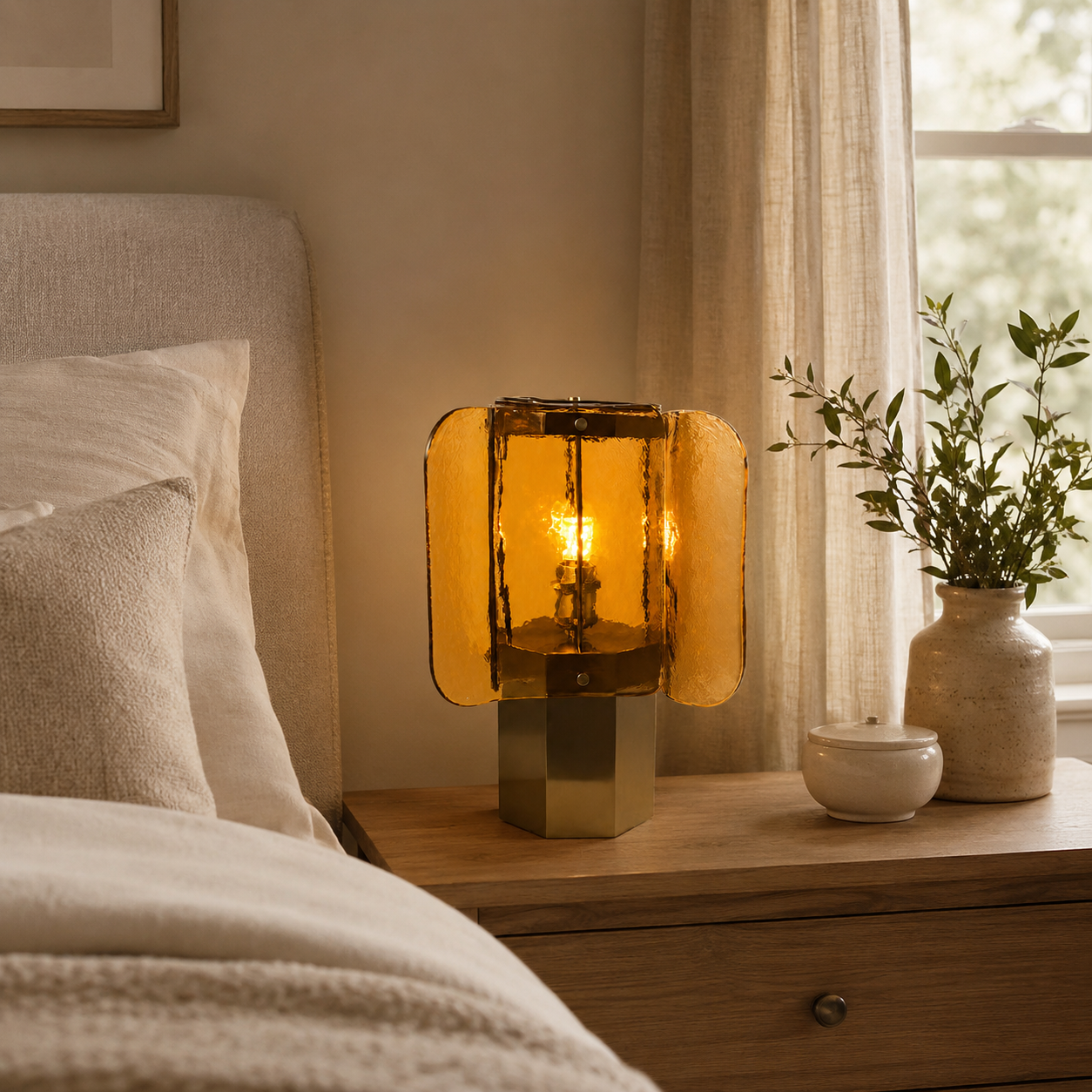 Glazen Tafellamp met Amberkleurige Panelen en Koperaccent — Warme Sfeerverlichting | Sansoti