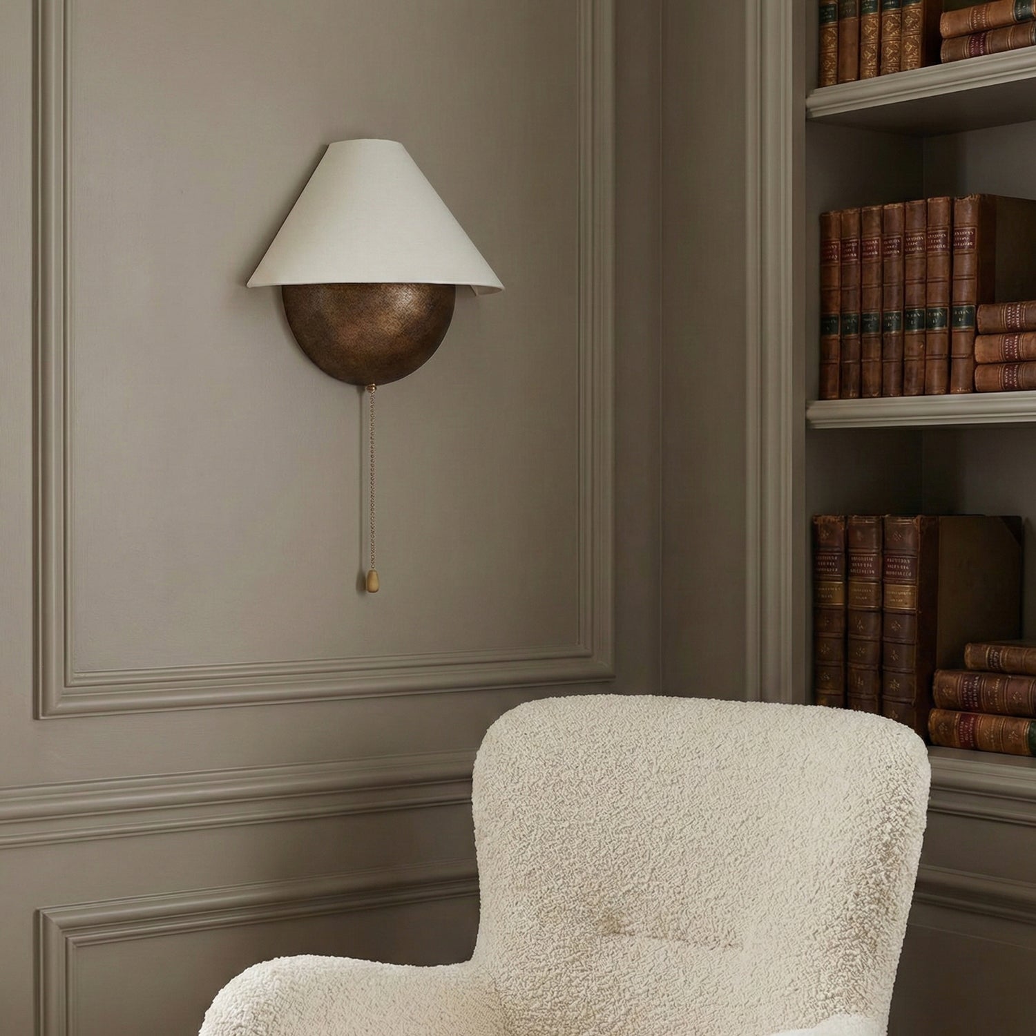 Wandlamp Half-Sphere met Stoffen Kap – Messing Trekschakelaar & Handbewerkt Ijzer voor Slaapkamer en Leeshoek | Sansoti