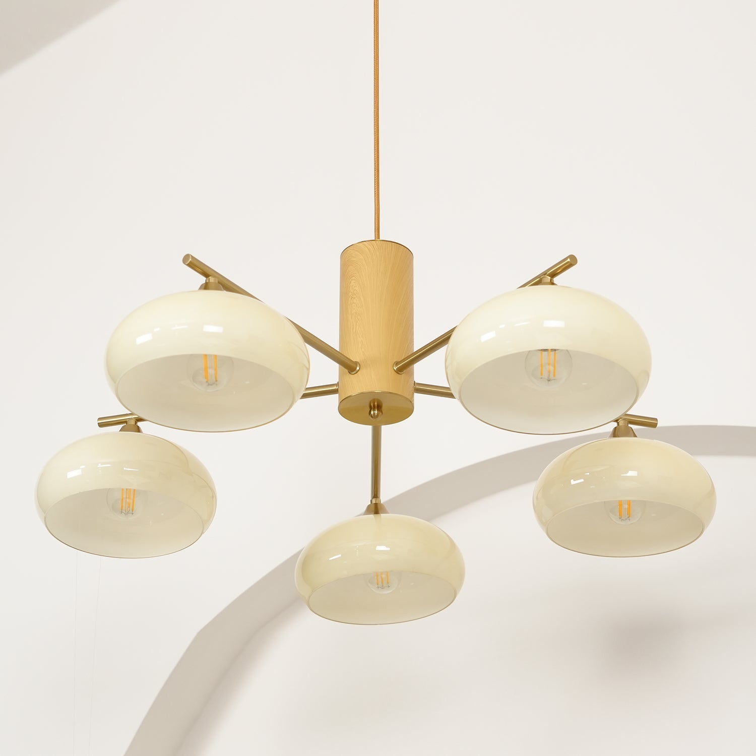 Ovale Design Kroonluchter Met Glazen Kappen En Messing Details Voor Woonkamer En Eetkamer | Sansoti