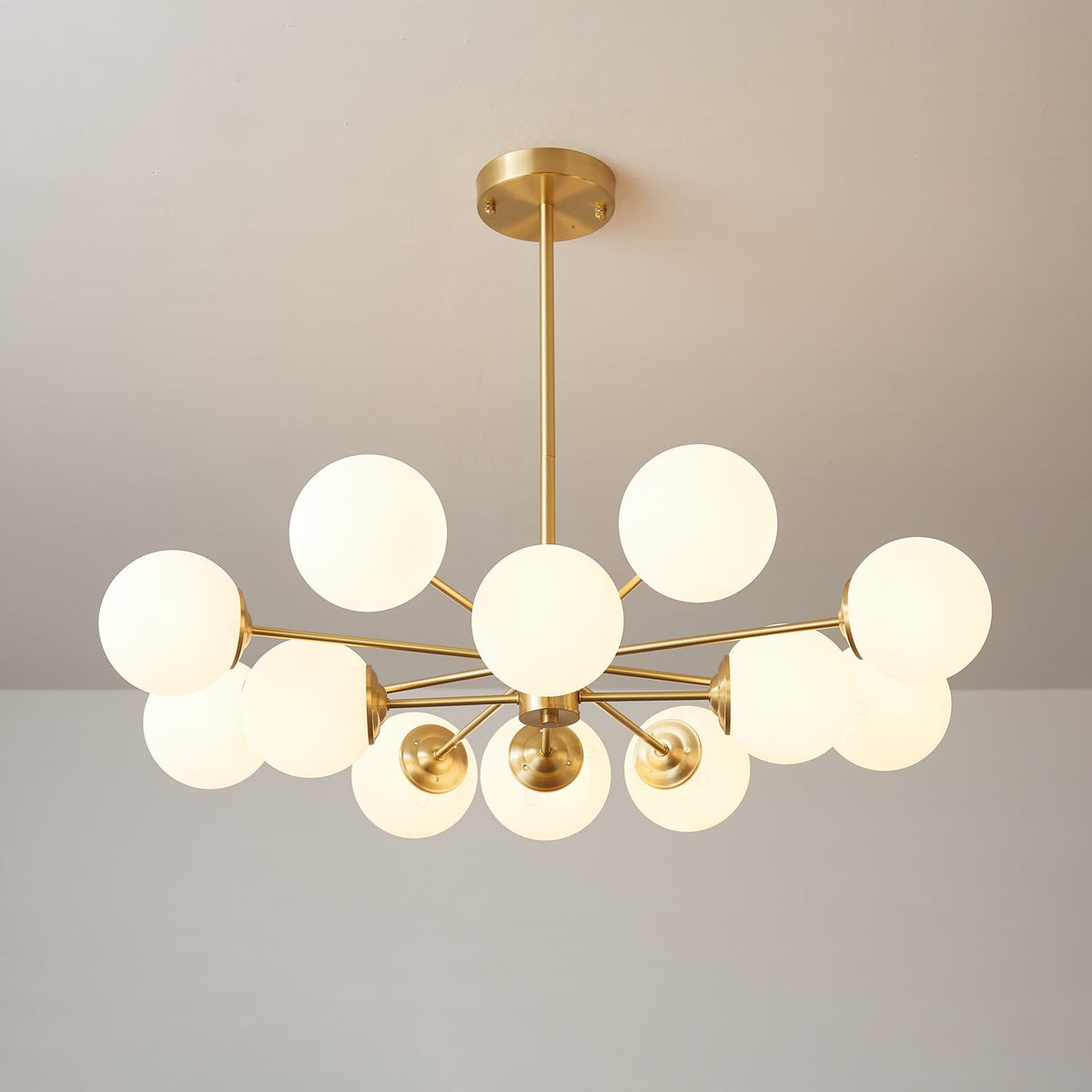 Kronleuchter aus Glaskugeln, Messing, Deckenleuchte, Esszimmer, Wohnzimmer, skandinavisches Design, modernes Interieur | Sansoti