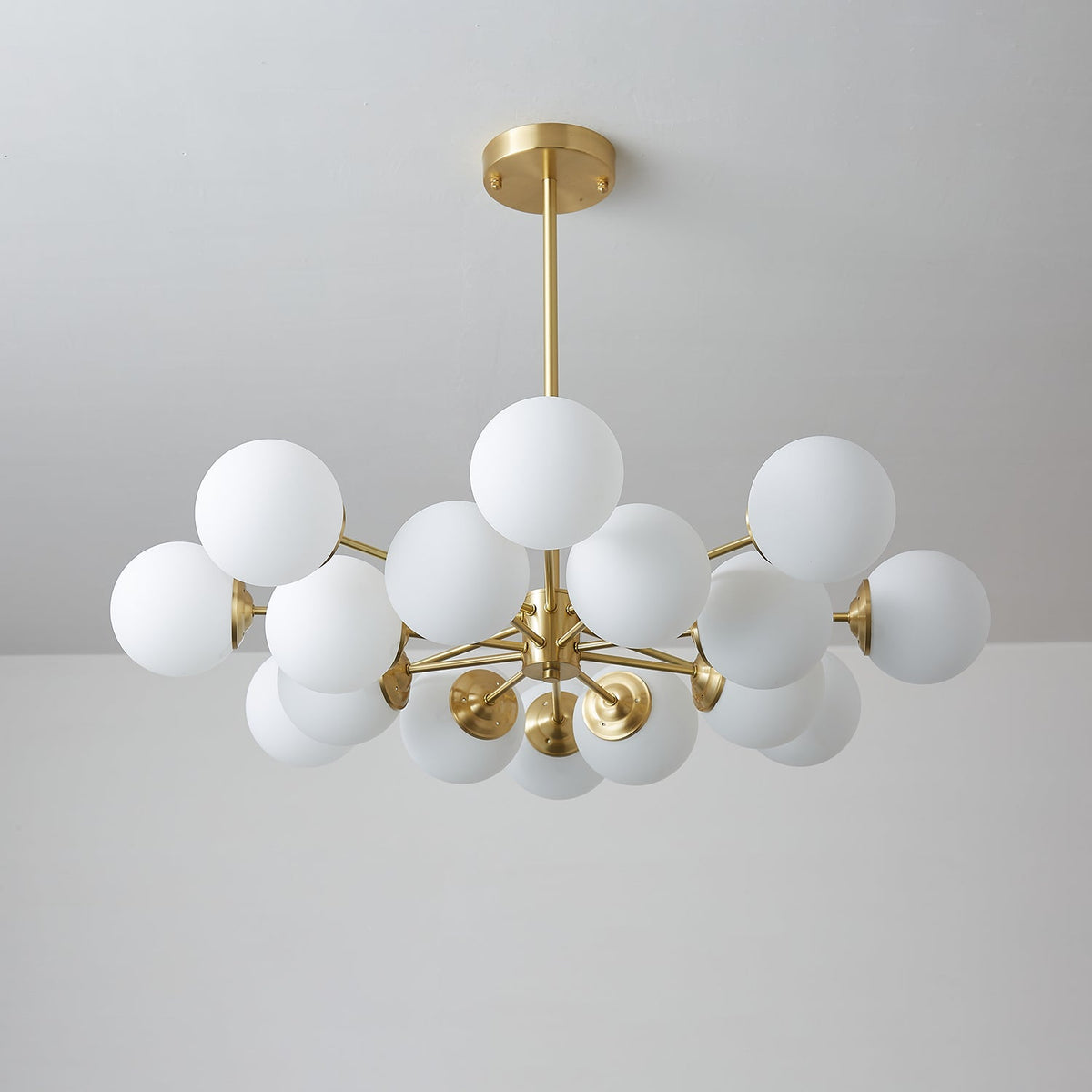 Kronleuchter aus Glaskugeln, Messing, Deckenleuchte, Esszimmer, Wohnzimmer, skandinavisches Design, modernes Interieur | Sansoti