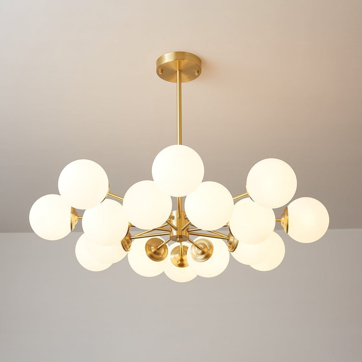 Kronleuchter aus Glaskugeln, Messing, Deckenleuchte, Esszimmer, Wohnzimmer, skandinavisches Design, modernes Interieur | Sansoti