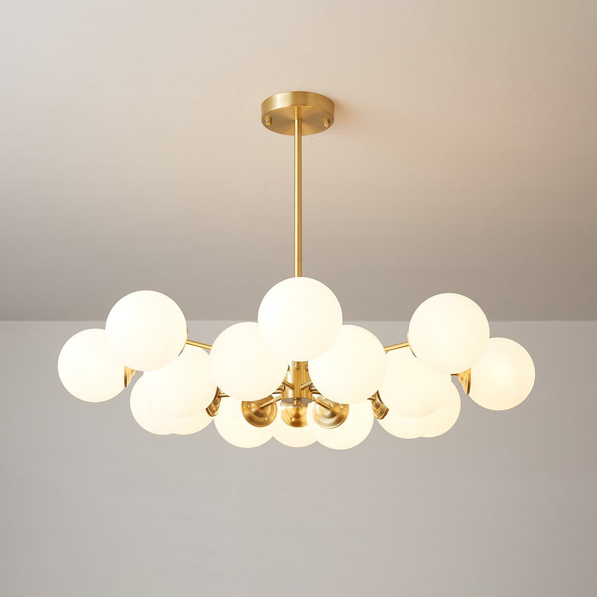 Kronleuchter aus Glaskugeln, Messing, Deckenleuchte, Esszimmer, Wohnzimmer, skandinavisches Design, modernes Interieur | Sansoti